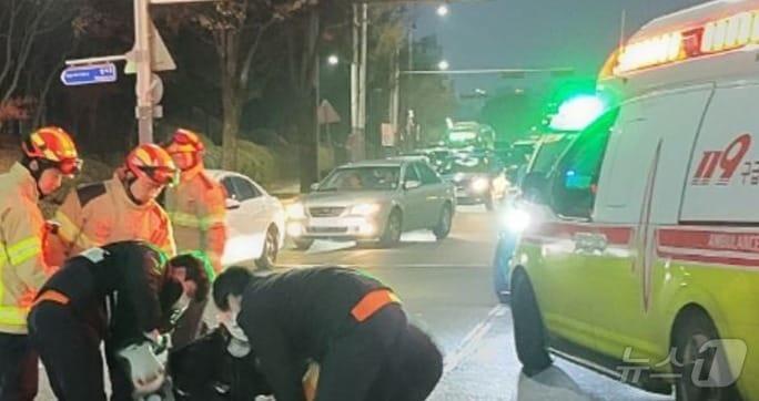 본문 이미지 - 1일 오후 5시 25분쯤 강원 춘천시 석사동의 옛 한방병원 주변 도로에서 오토바이와 승용차 간 충돌사고가 발생, 오토바이 운전자 1명이 숨졌다. &#40;강원도소방본부 제공&#41; 2024.12.1/뉴스1