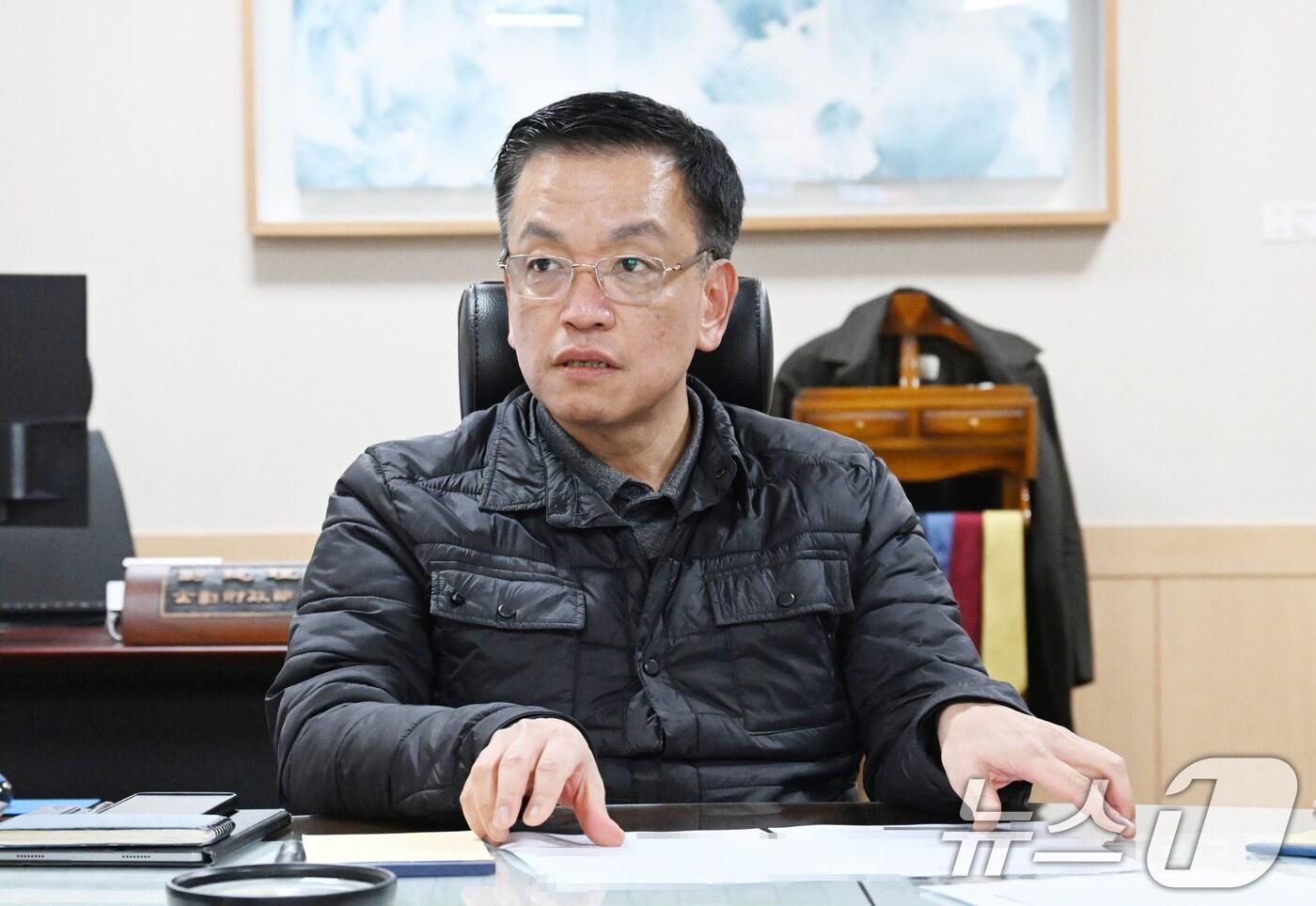 본문 이미지 - 최상목 경제부총리 겸 기획재정부 장관이 1일 서울 종로구 정부서울청사에서 기재부 1급 이상 간부들을 긴급 소집해 야당의 일방적인 내년도 예산 삭감안이 국민생활 및 경제에 미치는 영향을 점검하고 대책을 논의하고 있다. (기획재정부 제공) 2024.12.1/뉴스1