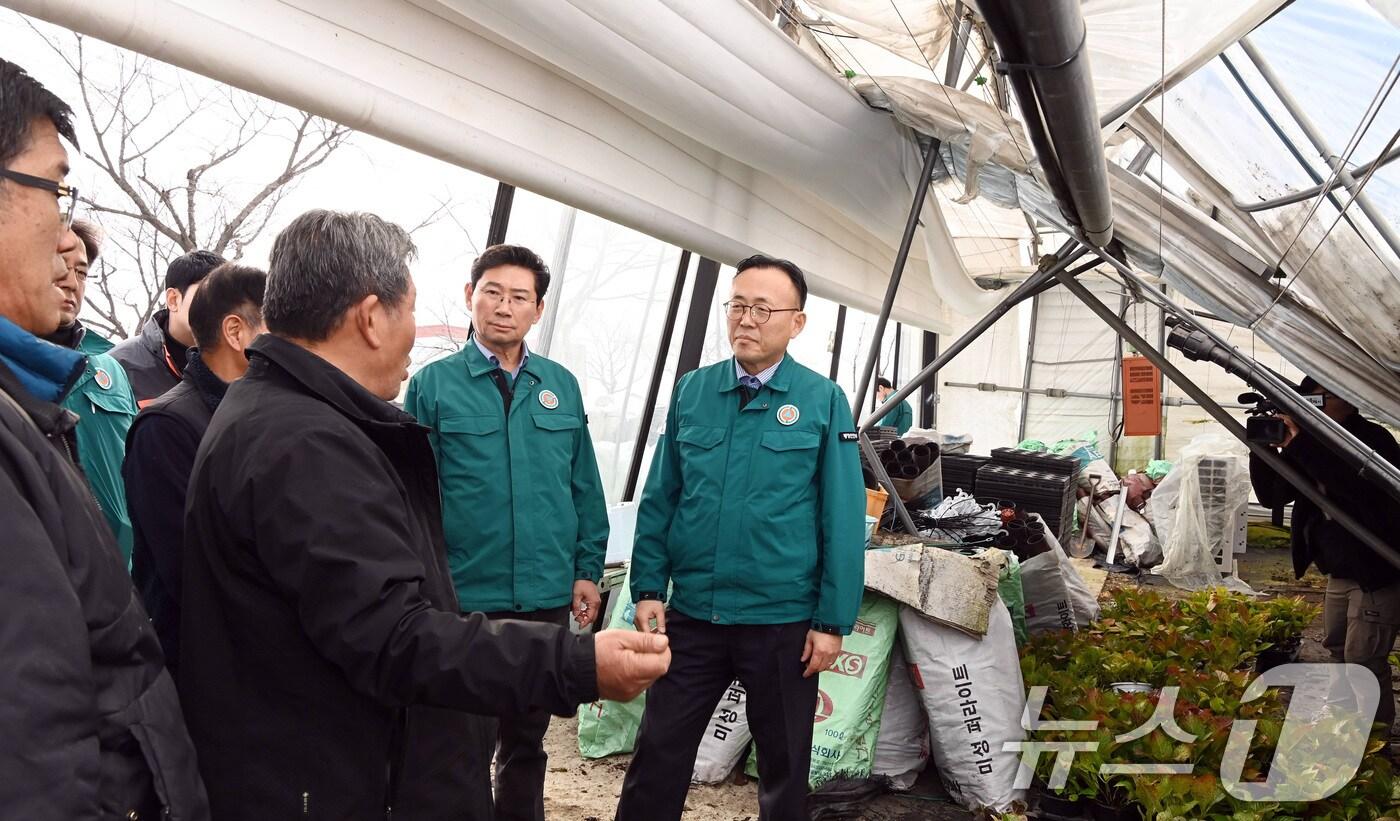 이한경 행정안전부 재난안전관리본부장이 경기 용인시 처인구 화훼농가를 방문해 대설로 피해를 입은 이재민들을 위로 격려하고 있다. (행정안전부 제공) 2024.12.1/뉴스1