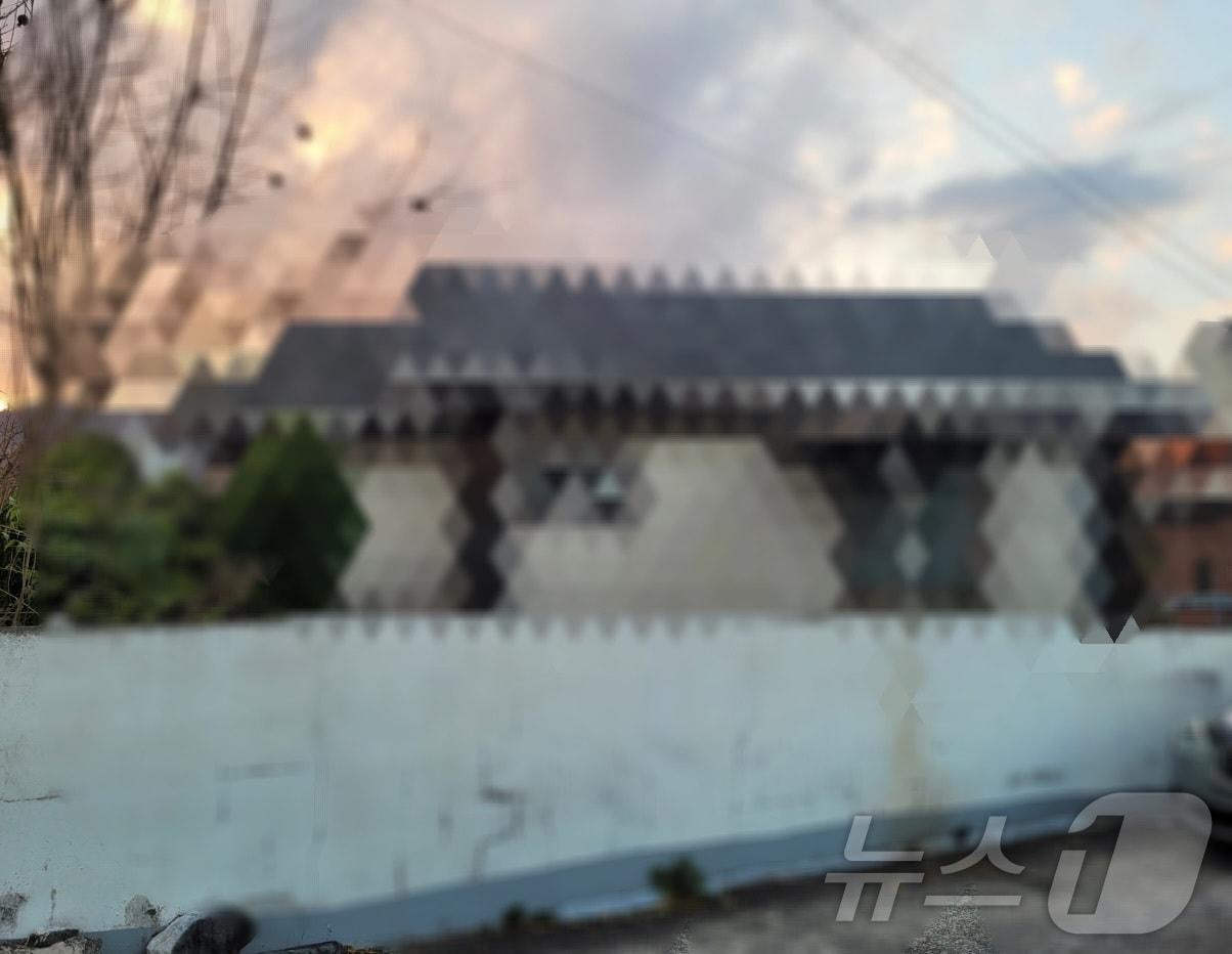 본문 이미지 - 김영선 전 의원의 가족이 지난해 2월 매입한 창원 신규 국가산업단지 인근 주택 모습(독자제공).