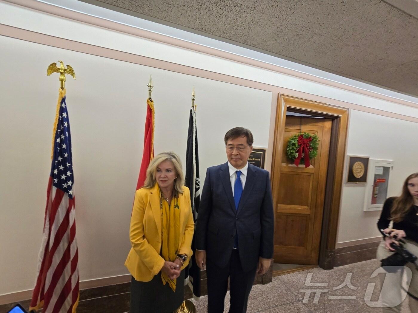 본문 이미지 - 신학철 LG화학 부회장이 8일&#40;현지시간&#41; 미국 워싱턴DC 상원 의원회관에서 테네시주 마샤 블랙번&#40;Blackburn&#41; 공화당 상원의원과 간담회를 진행한 뒤 기념촬영을 하고 있다.