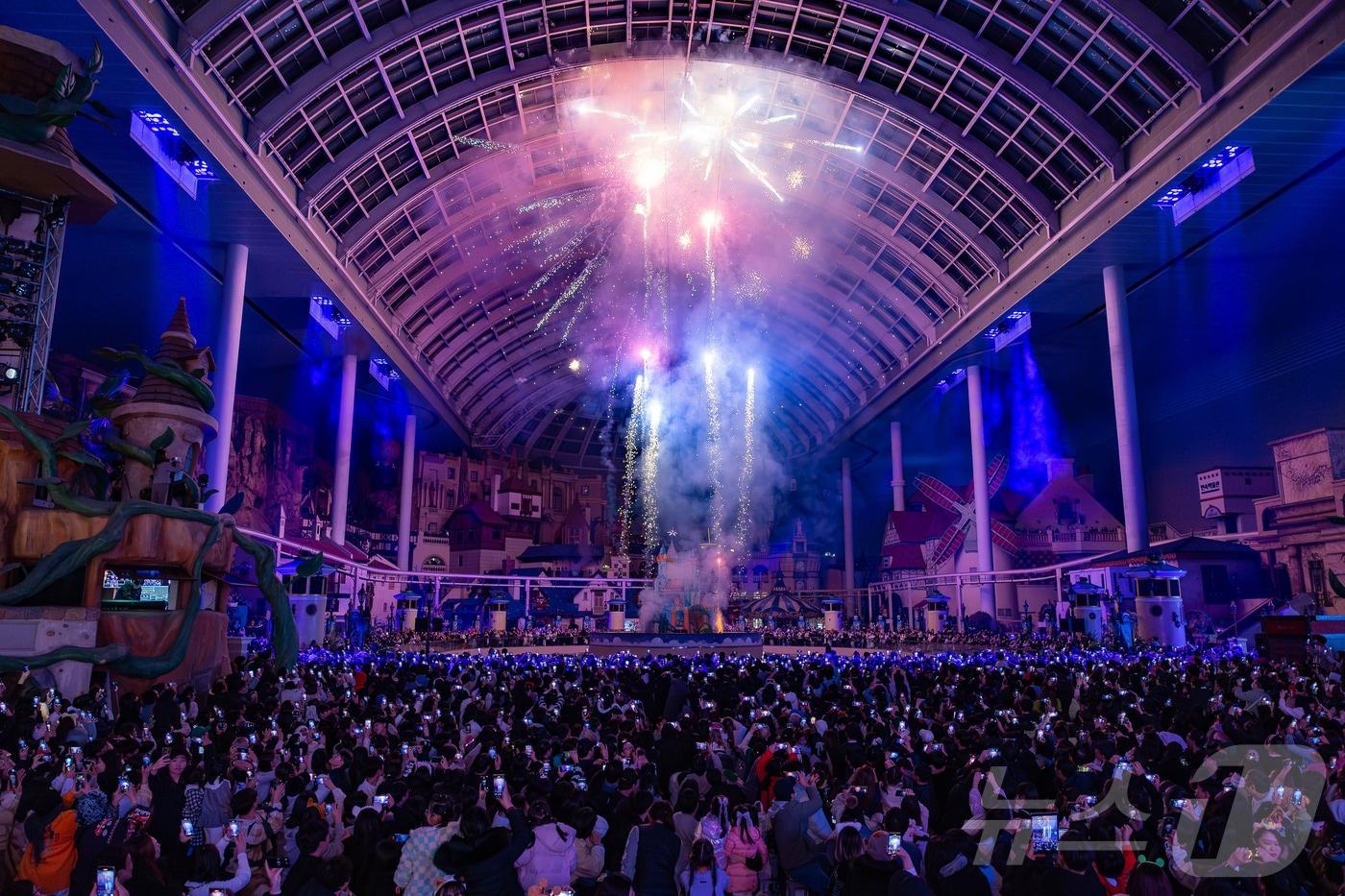 본문 이미지 - 2024 연말 카운트다운 행사(롯데월드 제공)