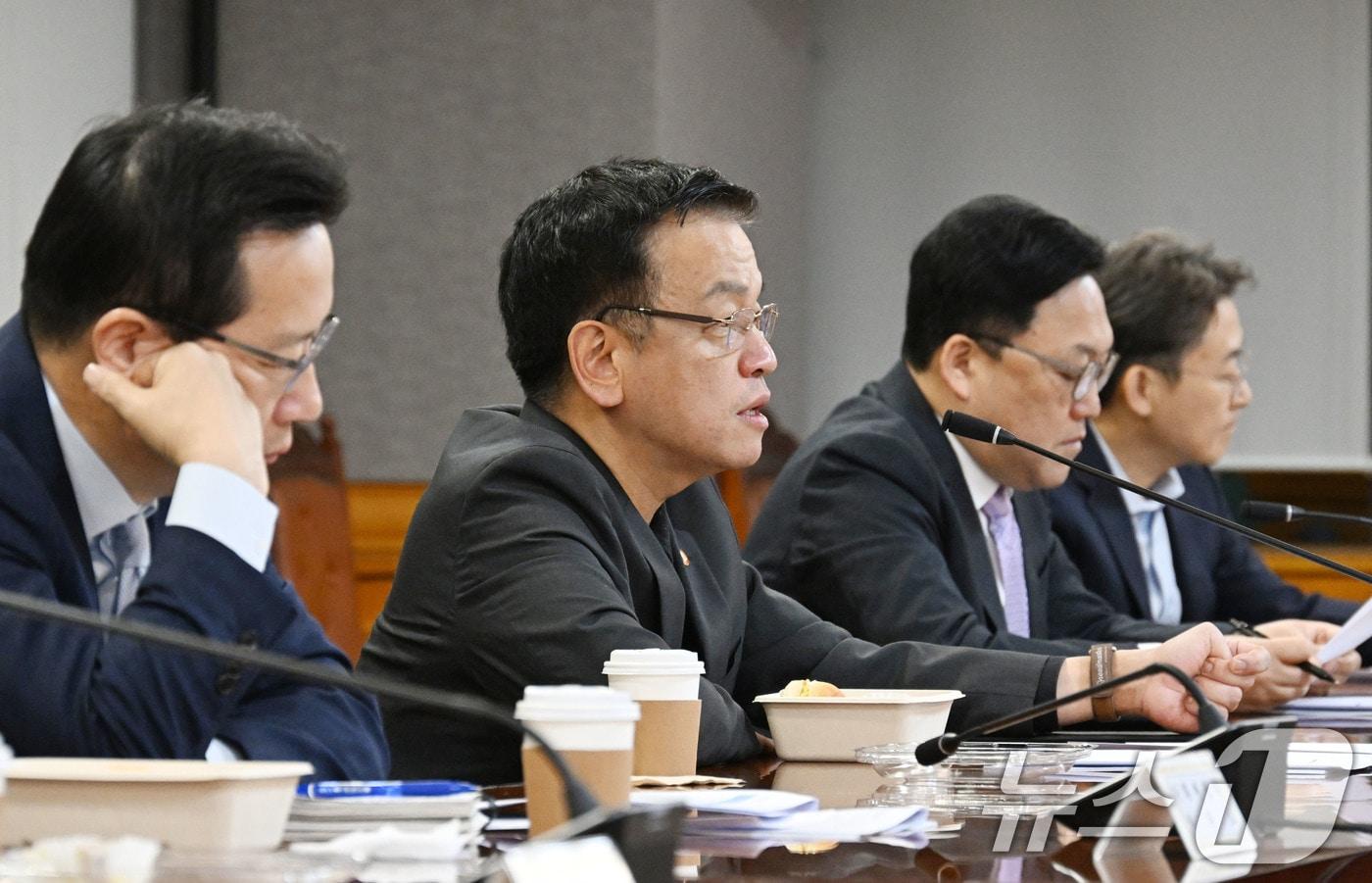 최상목 경제부총리 겸 기획재정부 장관이 10일 서울 중구 은행연합회에서 긴급 거시경제·금융현안 간담회를 주재하고 있다. (기획재정부 제공) 2024.12.10/뉴스1