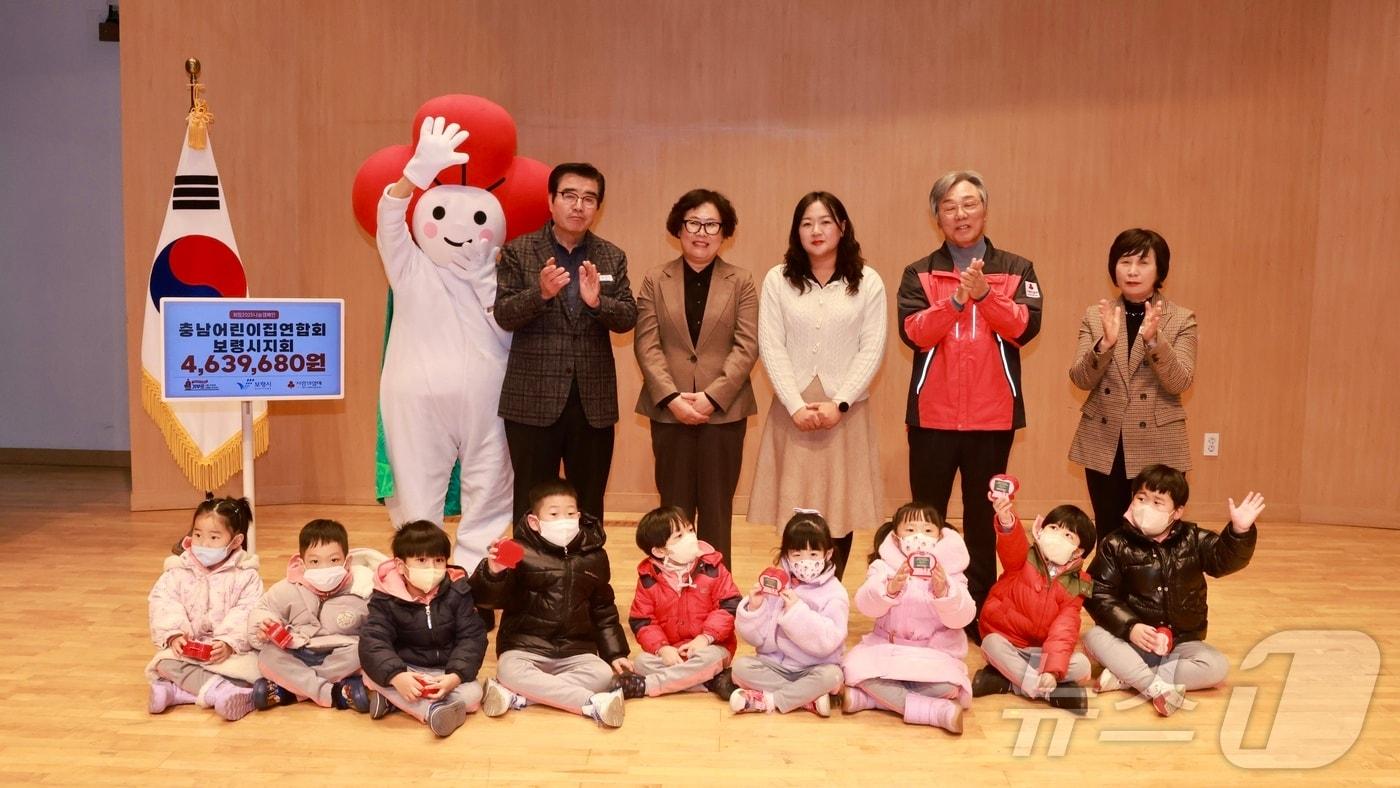 본문 이미지 - 김동일 보령시장(뒷줄 왼쪽 두 번째)이 희망 2025 나눔 캠페인에 참석해 기념촬영 하고 있다.(보령시 제공)/뉴스1