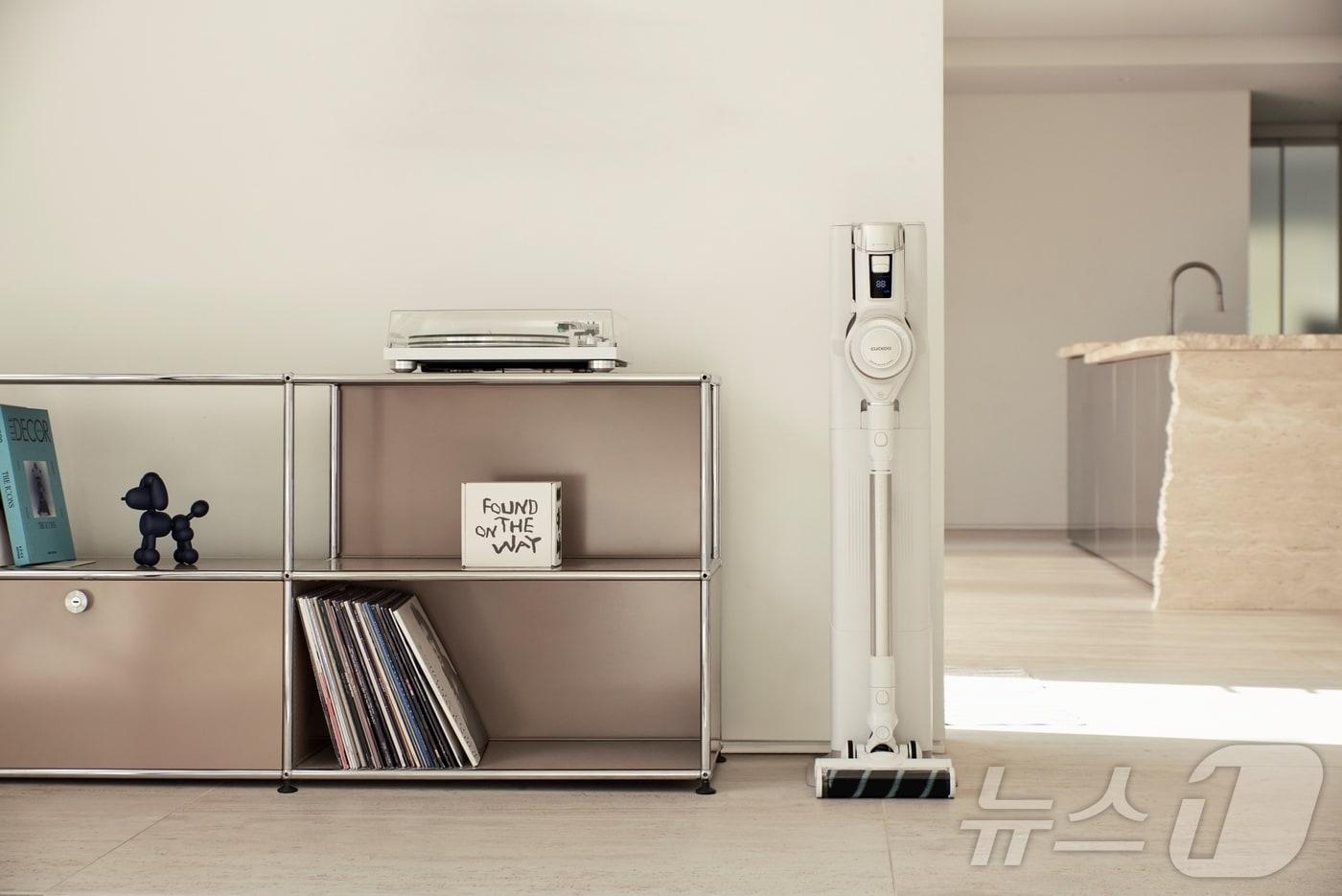 쿠쿠의 신제품 '파워클론 올 클린 무선 청소기'.(쿠쿠 제공)