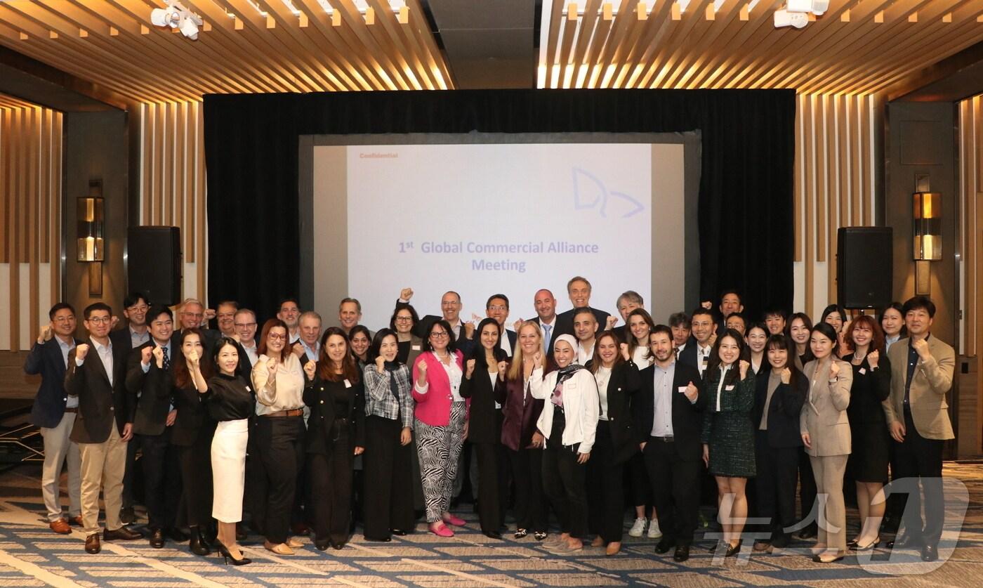 SK바이오팜이 개최한 '커머셜 얼라이언스 미팅'에 참석한 파트너사 관계자들이 기념사진을 찍고 있다.(SK바이오팜 제공)/뉴스1 ⓒ News1