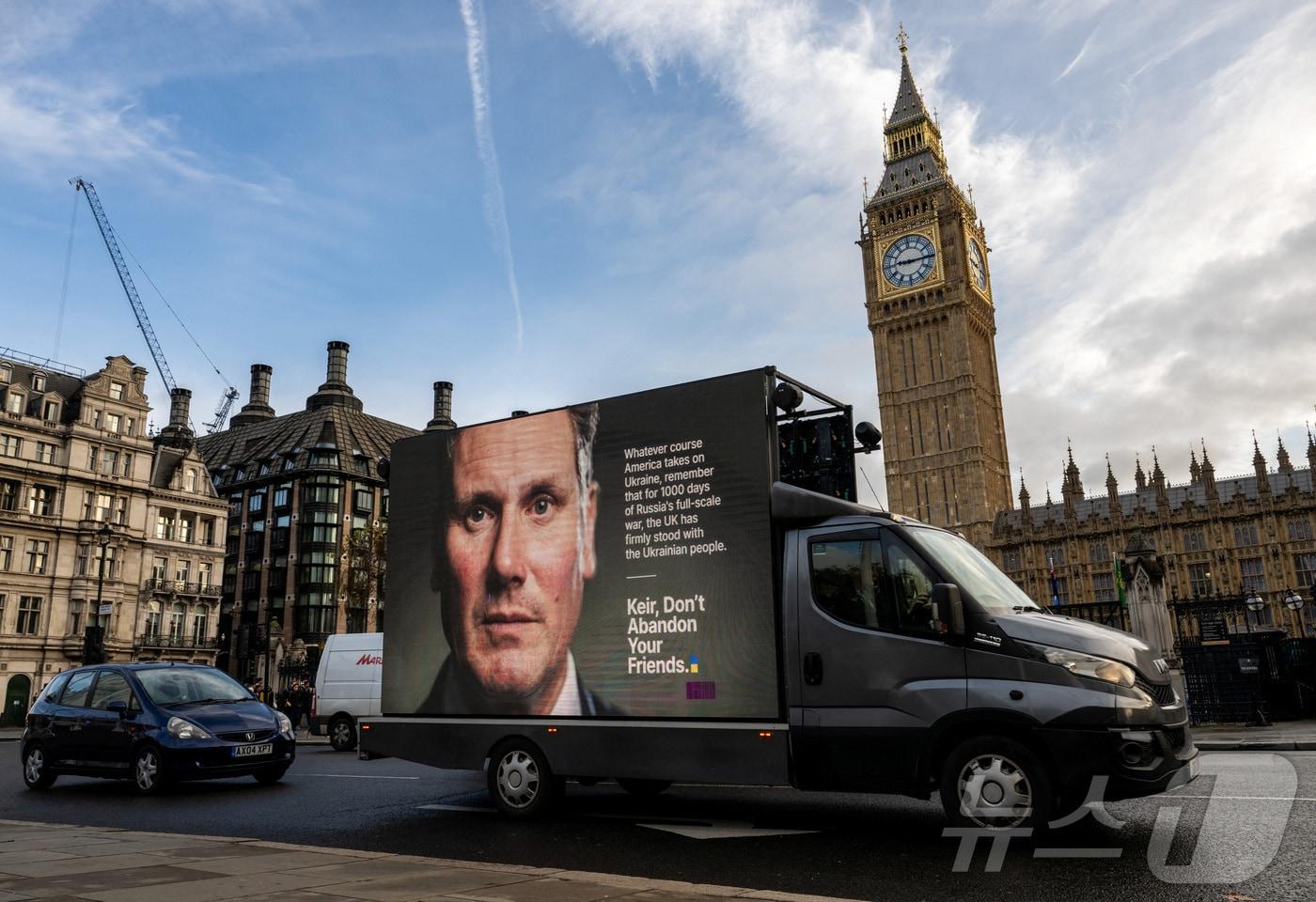 18일(현지시간) 우크라이나를 돕는 운동가들의 차량이 영국 런던의 빅벤을 지나고 있다. 이들은 영국이 러시아의 우크라이나 침공에 단호히 맞서야 한다는 메시지를 전하고 있다. 2024.11.18. ⓒ 로이터=뉴스1 ⓒ News1 조소영 기자