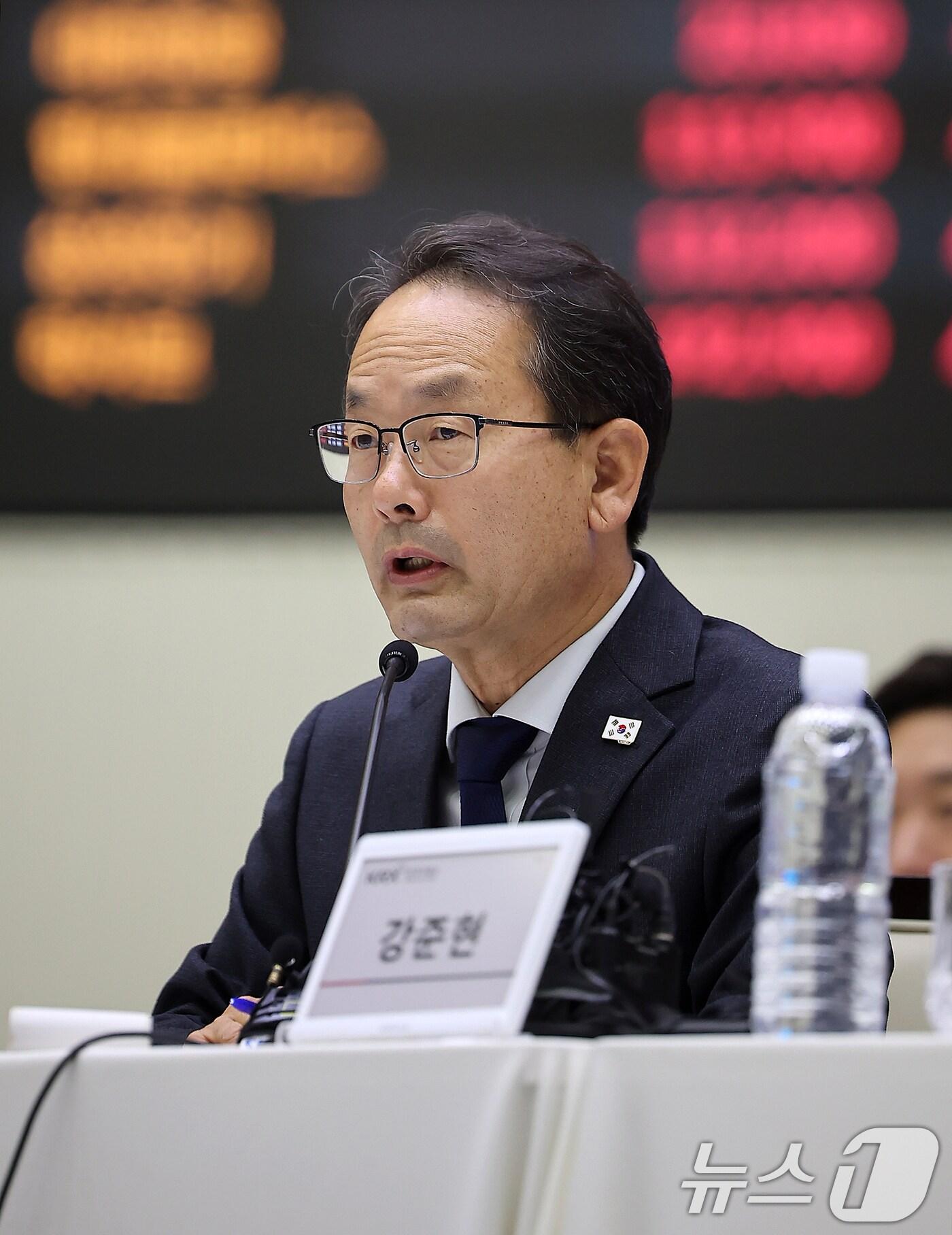 본문 이미지 - 강준현 더불어민주당 의원이 10일 오전 서울 영등포구 여의도 한국거래소 본관 2층 홍보관에서 열린 더불어민주당·조국혁신당·사회민주당 등 야 3당 정무위 국회의원 자본시장 현안대응 및 현장점검에 참석해 모두 발언하고 있다. 2024.12.10/뉴스1 ⓒ News1 김진환 기자