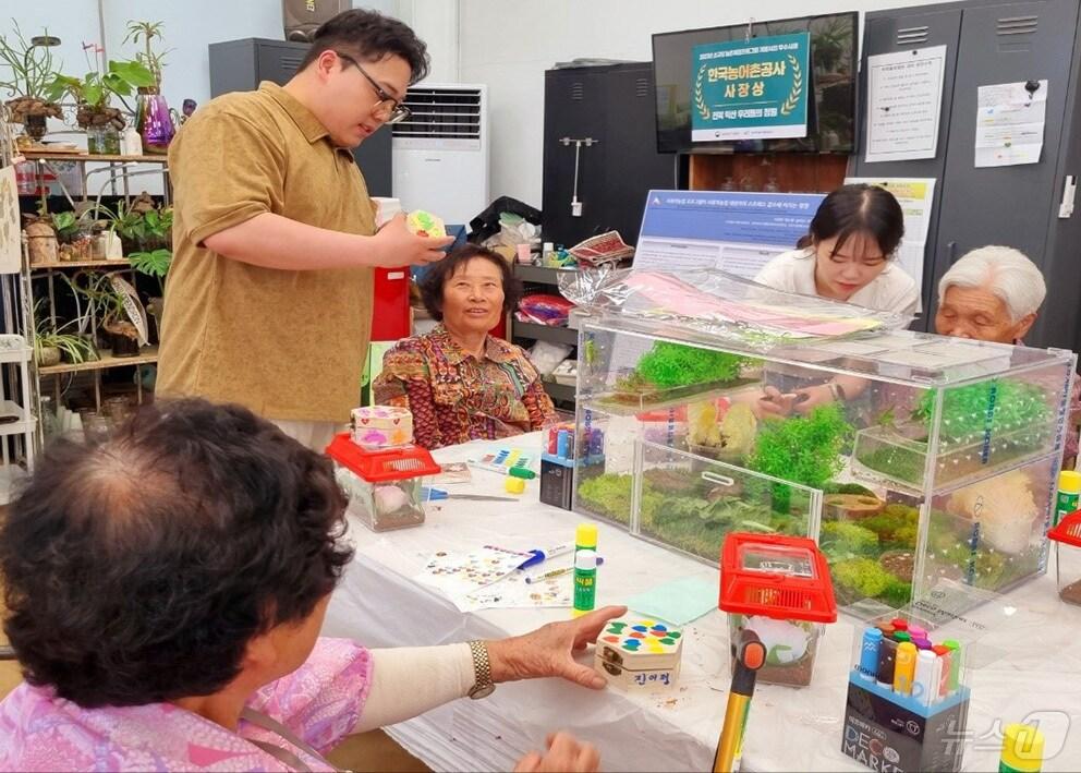 본문 이미지 - 김옥진 원광대 교수 연구팀 모습&#40;원광대 제공&#41; 2024.12.10/뉴스1