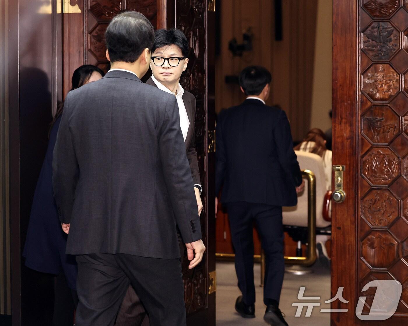 본문 이미지 - 한동훈 국민의힘 대표가 10일 오전 서울 여의도 국회 예결위 회의장에서 열린 비상의원총회에 참석하고 있다. 2024.12.10/뉴스1 ⓒ News1 구윤성 기자