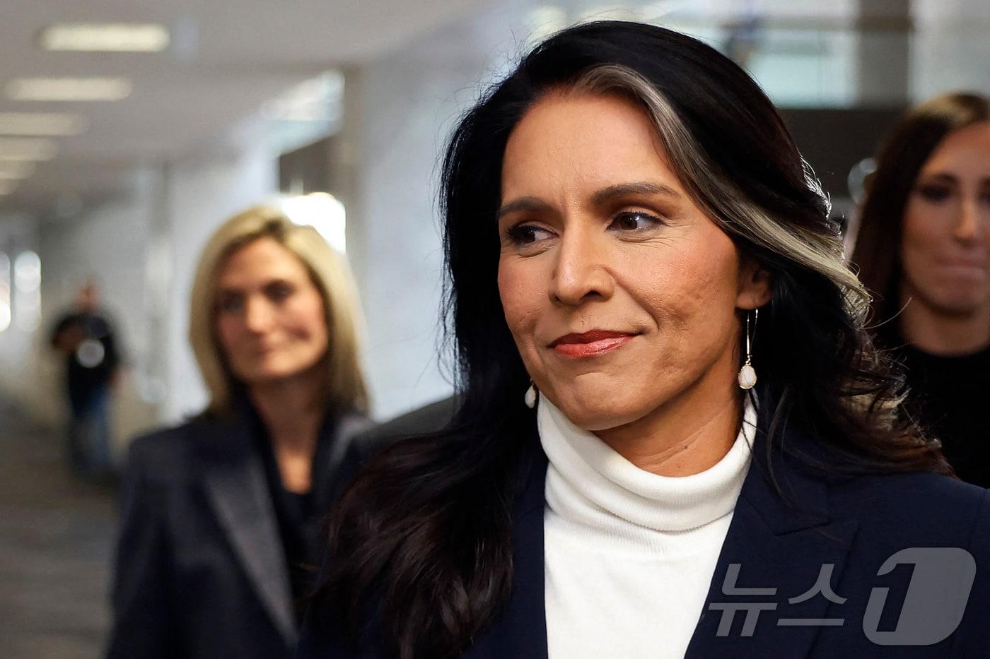 털시 개버드 미국 국가정보국(DNI) 국장 지명자가 9일 (현지시간) 워싱턴 의사당에서 마이크 라운즈 공화당 상원의원을 만나기 위해 하트 상원 사무소 빌딩에 도착을 하고 있다. 2024.12.10 ⓒ AFP=뉴스1 ⓒ News1 우동명 기자