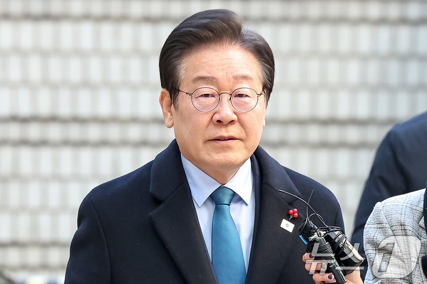 이재명 더불어민주당 대표가 10일 오전 서울 서초구 서울중앙지방법원에서 열린 '대장동 배임·성남FC 뇌물' 혐의 관련 공판에 출석하고 있다. 2024.12.10/뉴스1 ⓒ News1 민경석 기자