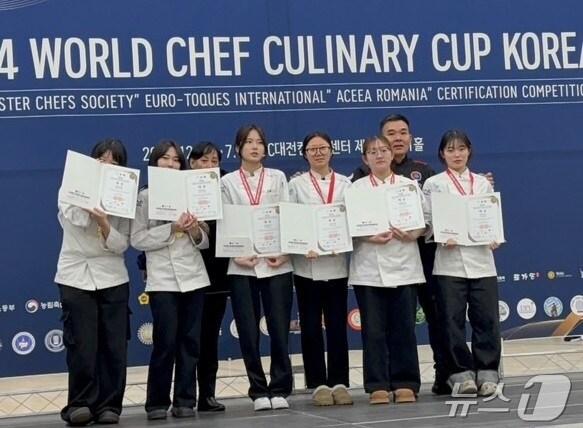 본문 이미지 - 우송정보대 K-마이스터스쿨 K-베이커리학부가 수상 후 기념촬영하고 있다. &#40;우송정보대학 제공&#41;/뉴스1