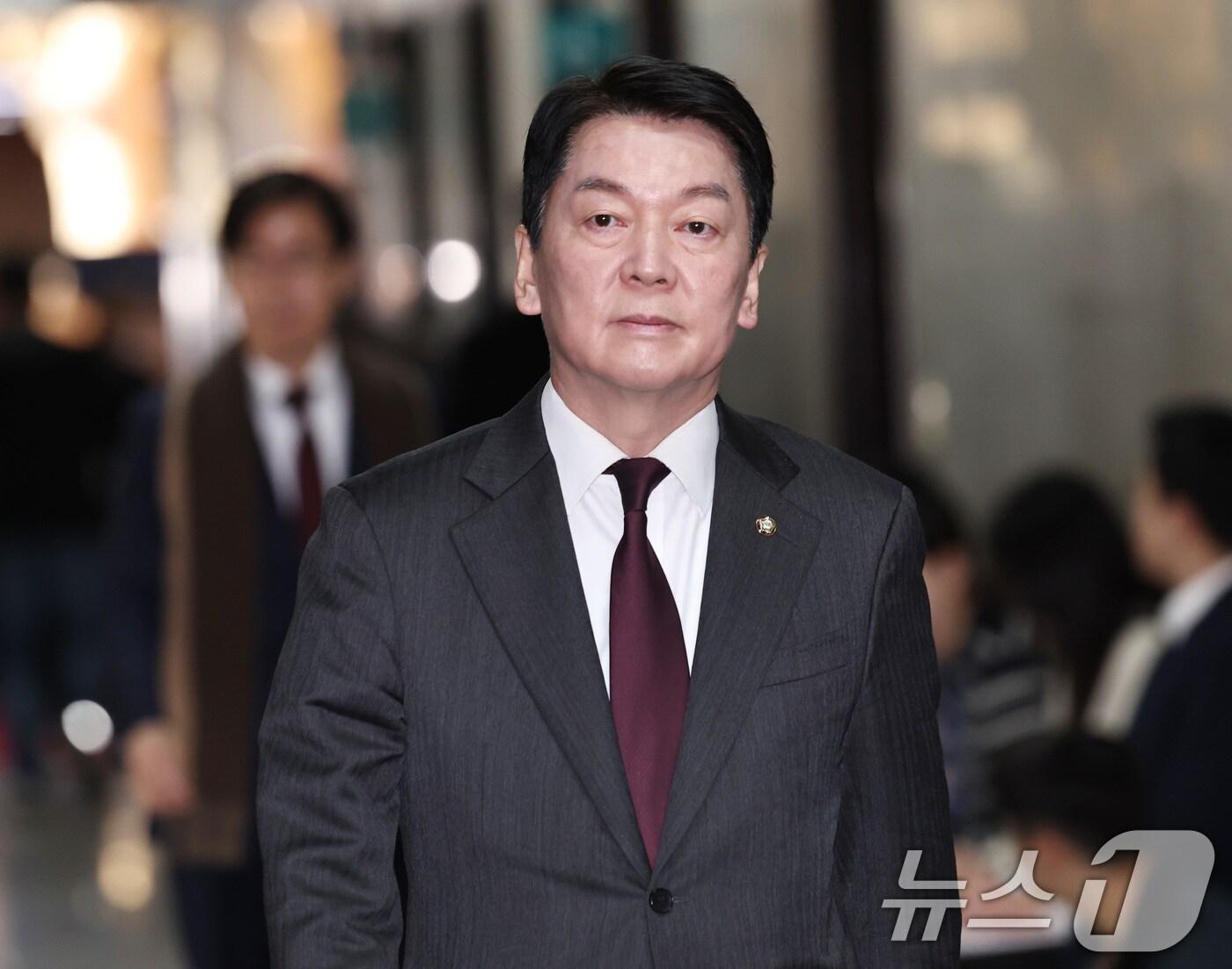 본문 이미지 - 안철수 국민의힘 의원이 10일 오전 서울 여의도 국회에서 열린 중진회의에 참석하고 있다. 2024.12.10/뉴스1 ⓒ News1 구윤성 기자