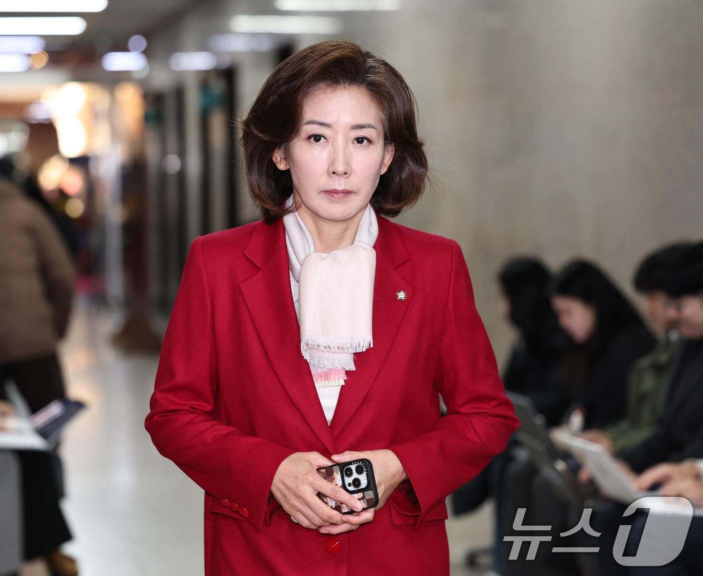 본문 이미지 - 나경원 국민의힘 의원이 10일 오전 서울 여의도 국회에서 열린 중진회의에 참석하고 있다. 2024.12.10/뉴스1 ⓒ News1 구윤성 기자