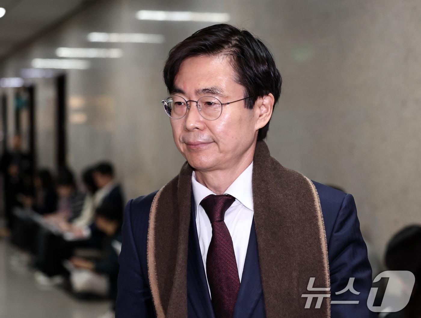 본문 이미지 - 조경태 국민의힘 의원이 10일 오전 서울 여의도 국회에서 열린 중진회의에 참석하고 있다. 2024.12.10/뉴스1 ⓒ News1 구윤성 기자