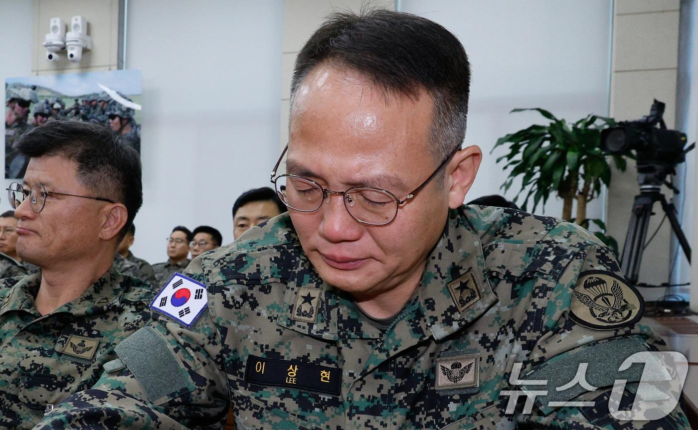 비상계엄 당시 국회에 투입된 제1공수특전여단의 이상현 여단장이 10일 오전 서울 여의도 국회 국방위원회에서 열린 계엄 관련 긴급 현안질의에 출석해 눈물을 흘리고 있다. 2024.12.10/뉴스1 ⓒ News1 안은나 기자
