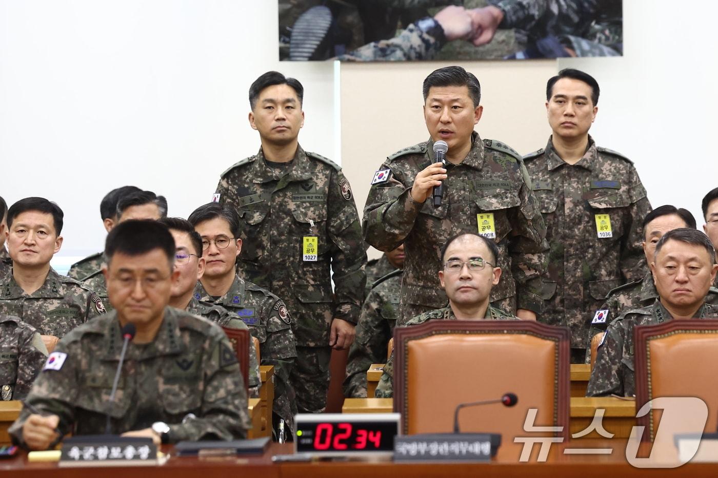 정성우 국군방첩사령부 1처장이 10일 오전 서울 여의도 국회 국방위원회에서 열린 계엄 관련 긴급 현안질의에서 위원 질의에 답하고 있다. 오른족이 김대우 방첩사 수사단장. 2024.12.10/뉴스1 ⓒ News1 김민지 기자