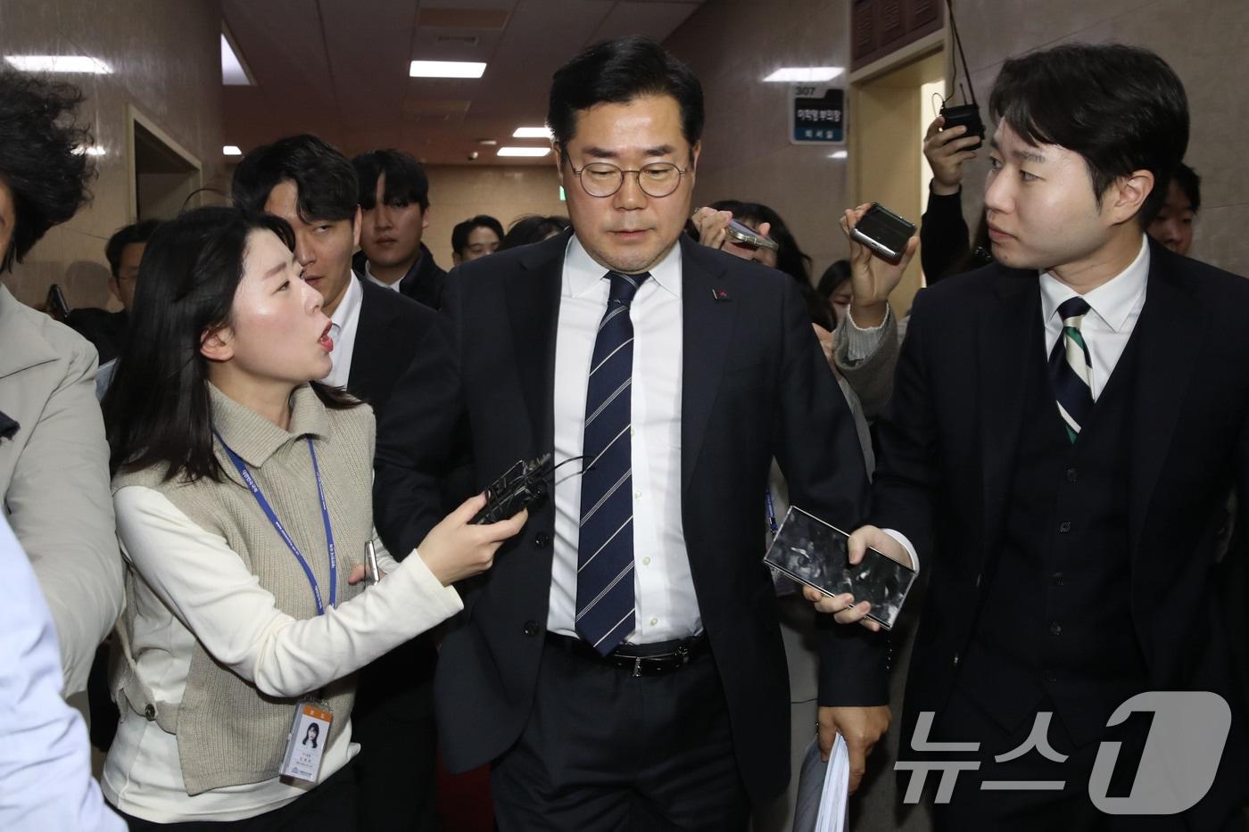 본문 이미지 - 박찬대 더불어민주당 원내대표가 10일 오전 서울 여의도 국회에서 우원식 국회의장과 면담을 마친뒤 나서며 취재진의 질문을 받고 있다. 2024.12.10/뉴스1 ⓒ News1 이광호 기자