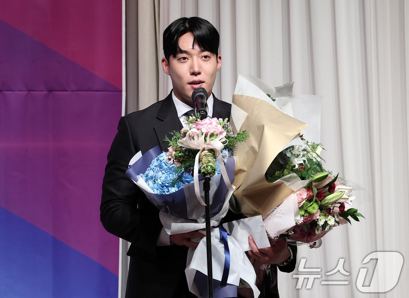 본문 이미지 - 삼성 원태인이 10일 오전 서울 강남구 리베라호텔에서 열린 2024 뉴트리디데이 일구상 시상식에서 최고 투수상 소감을 전하고 있다. 2024.12.10/뉴스1 ⓒ News1 김성진 기자