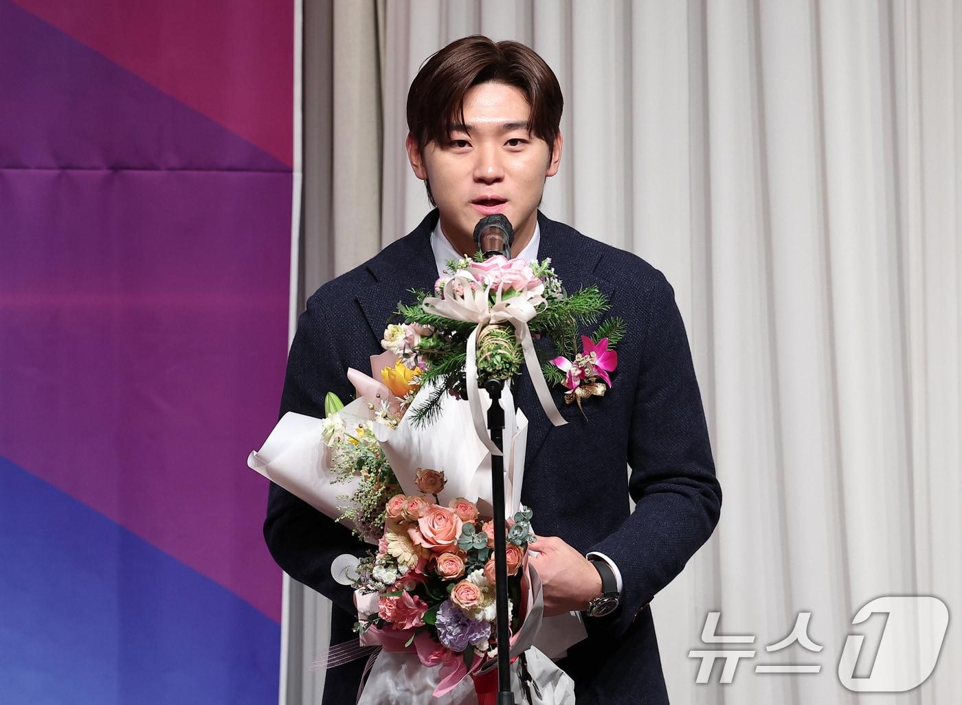 본문 이미지 - KIA 김도영이 10일 오전 서울 강남구 리베라호텔에서 열린 2024 뉴트리디데이 일구상 시상식에서 최고 타자상 수상 소감을 전하고 있다. 2024.12.10/뉴스1 ⓒ News1 김성진 기자