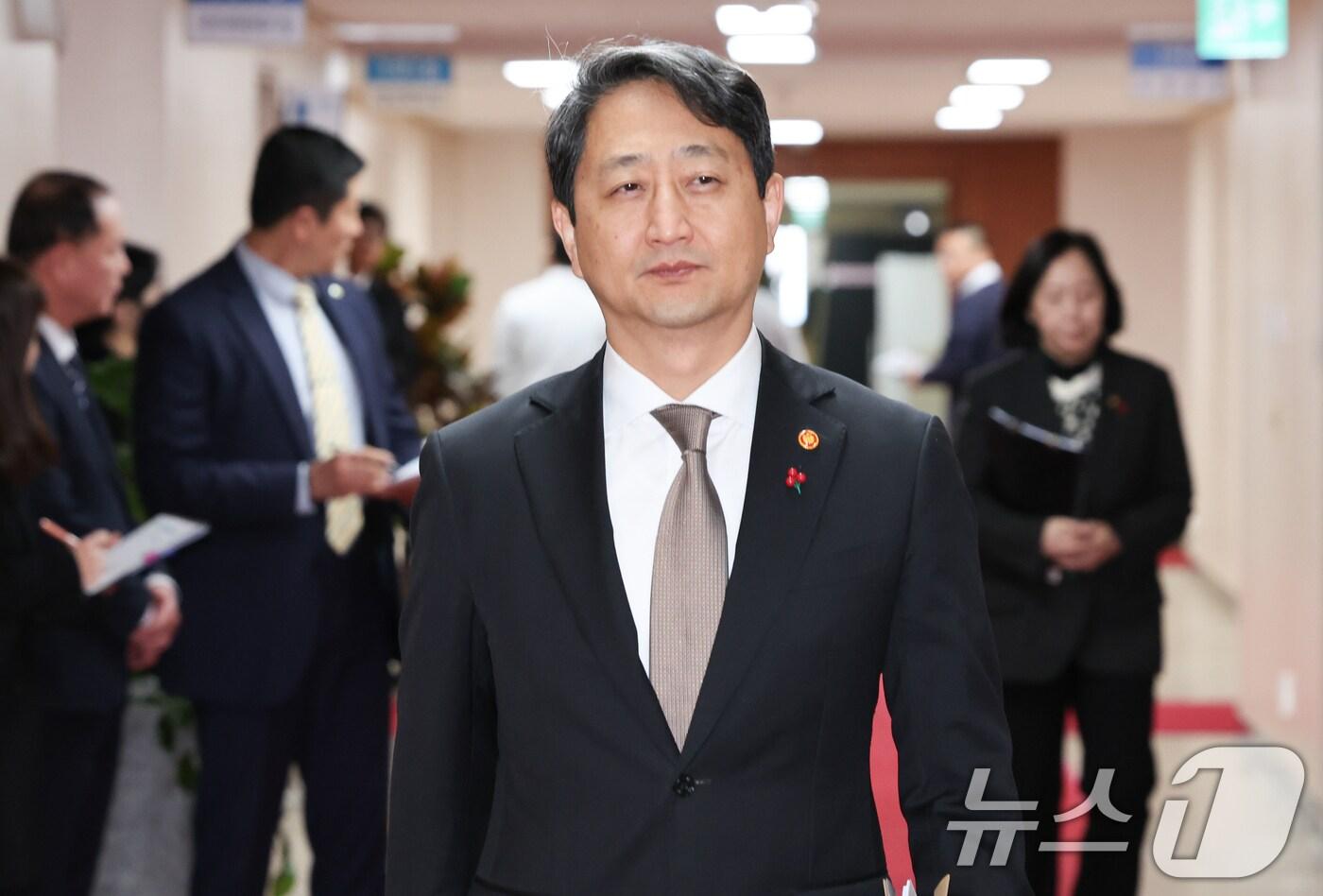 본문 이미지 - 안덕근 산업통상자원부 장관이 10일 서울 종로구 정부서울청사에서 열린 국무회의에 참석하고 있다. 2024.12.10/뉴스1 ⓒ News1 허경 기자