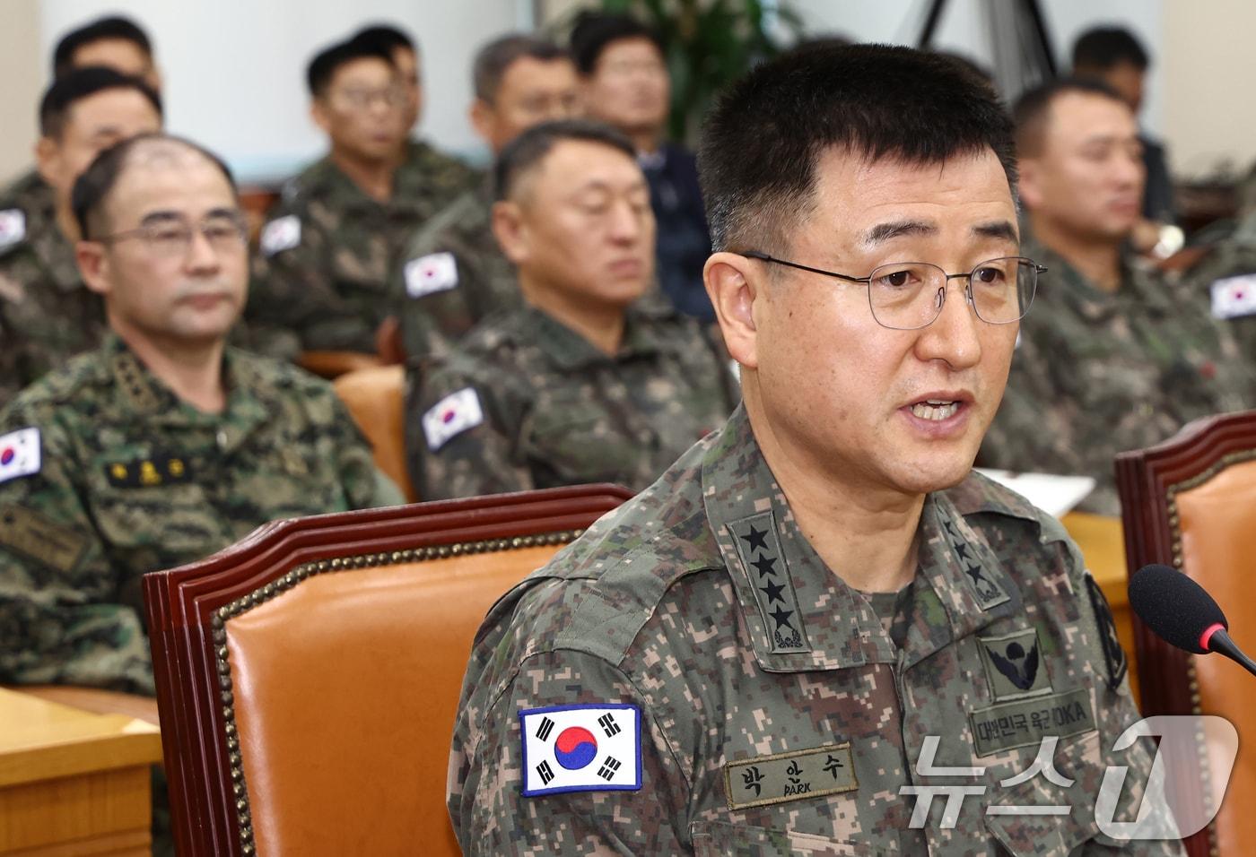 박안수 전 계엄사령관(육군참모총장)이 10일 오전 서울 여의도 국회 국방위원회에서 열린 계엄 관련 긴급 현안질의에서 위원 질의에 답하고 있다. 2024.12.10/뉴스1 ⓒ News1 김민지 기자