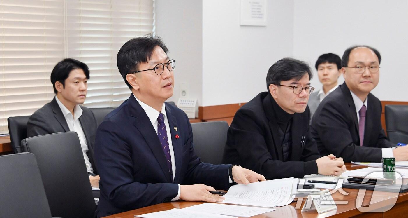 김범석 기획재정부 차관이 10일 오전 서울 종로구 정부서울청사에서 열린 '제10차 부동산 시장 및 공급상황 점검 전담반 회의'를 주재하고 있다. (기획재정부 제공) 2024.12.10/뉴스1