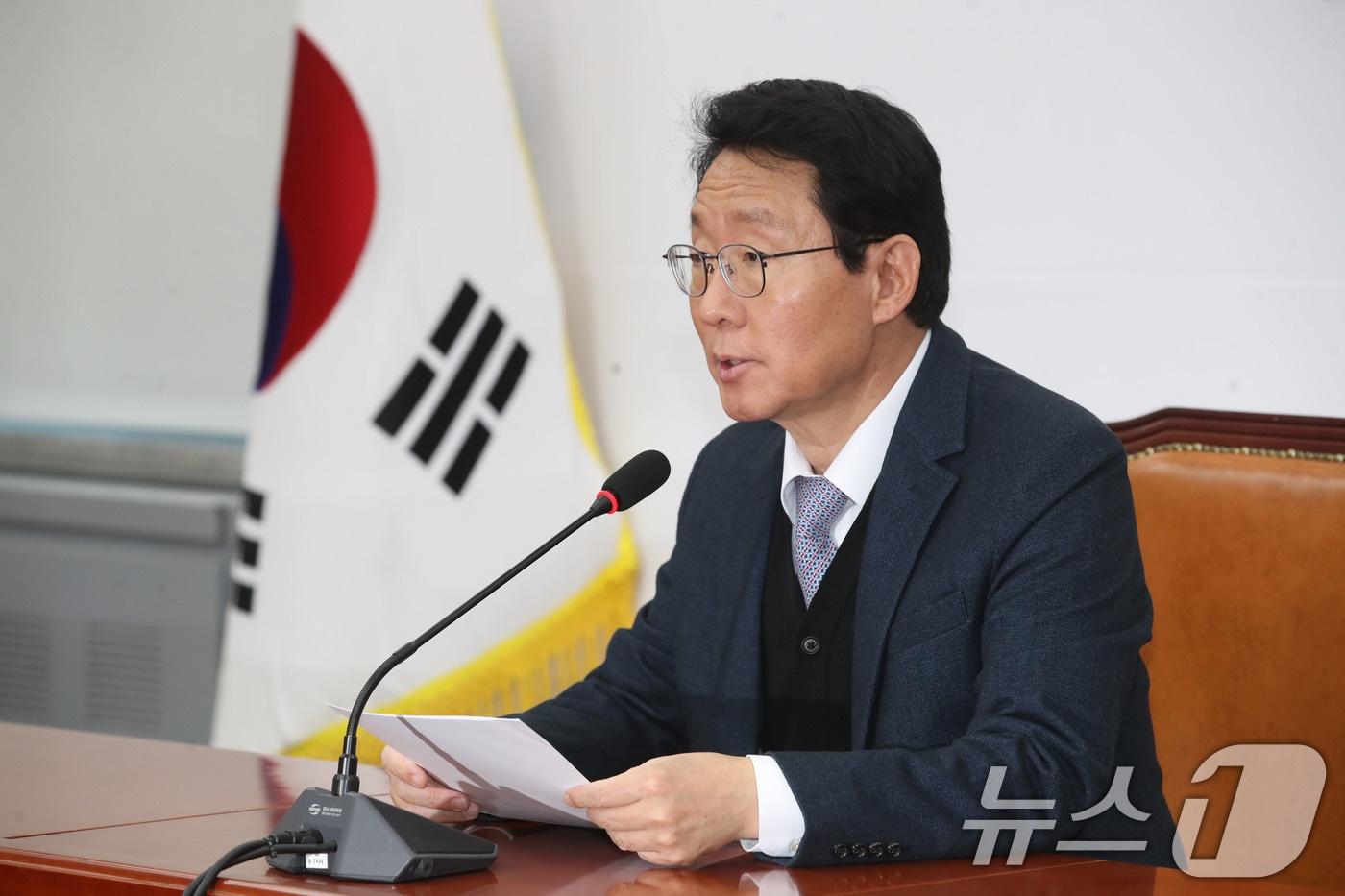 본문 이미지 - 김상훈 국민의힘 정책위의장이 10일 오후 서울 여의도 국회에서 열린 현안 관련 기자브리핑에서 2025년 예산안에 대해 발언하고 있다. 2024.12.10/뉴스1 ⓒ News1 이광호 기자