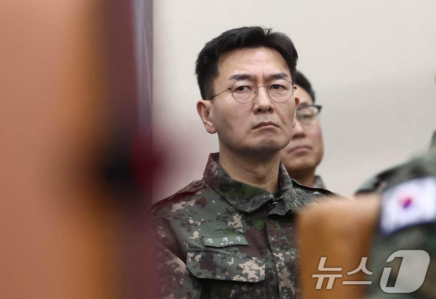 김대우 방첩사 수사단장이 10일 오전 서울 여의도 국회 국방위원회에서 열린 계엄 관련 긴급 현안질의에 출석, 굳은 표정으로 다른 증인들의 증언을 듣고 있다. 2024.12.10/뉴스1 ⓒ News1 김민지 기자