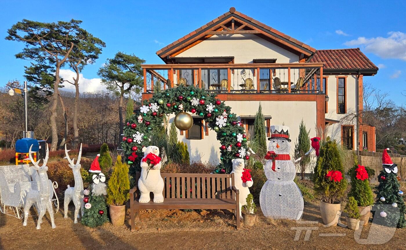 본문 이미지 - 전북자치도 임실군의 대표 관광지인 옥정호 출렁다리와 붕어섬 생태공원이 크리스마스 준비를 하고 있다.(임실군제공)2024.12.10/뉴스1