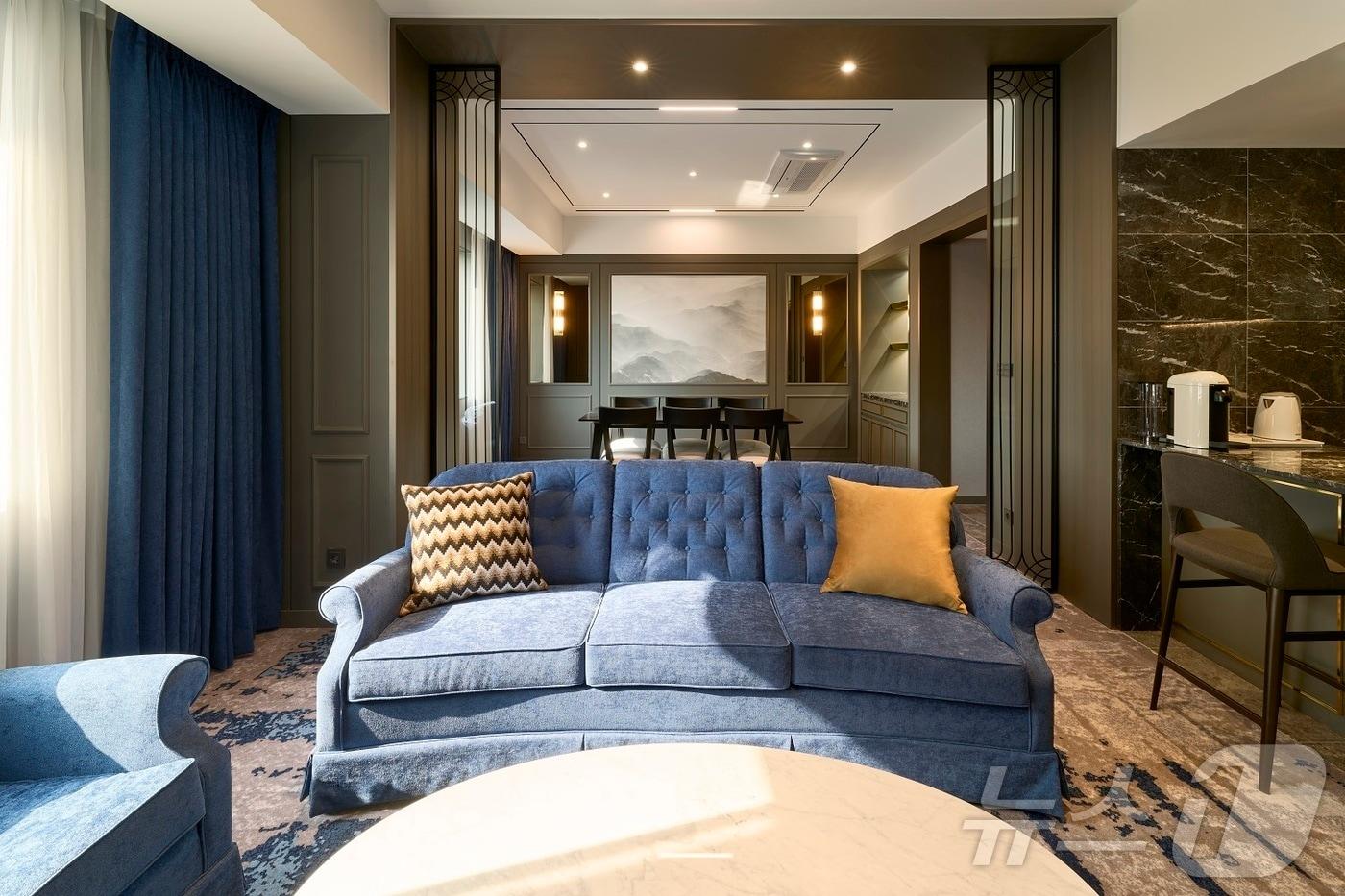 그랜드머큐어임피리얼팰리스서울강남의 원 베드룸 프리미어 객실 전경.(그랜드머큐어임피리얼팰리스서울강남 제공)