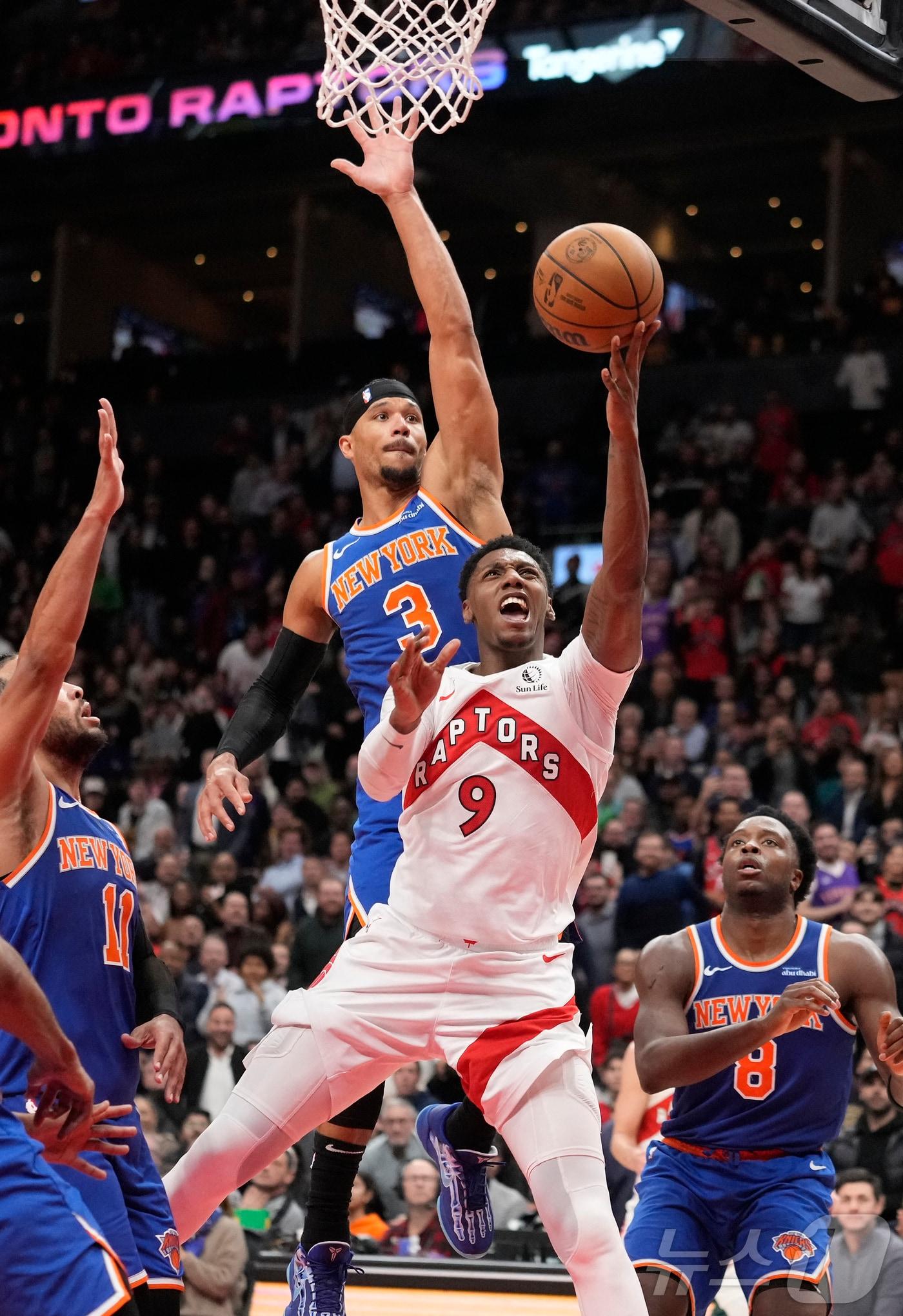 본문 이미지 - NBA 뉴욕 닉스가 토론토를 꺾고 상위권 추격에 나섰다. ⓒ 로이터=뉴스1