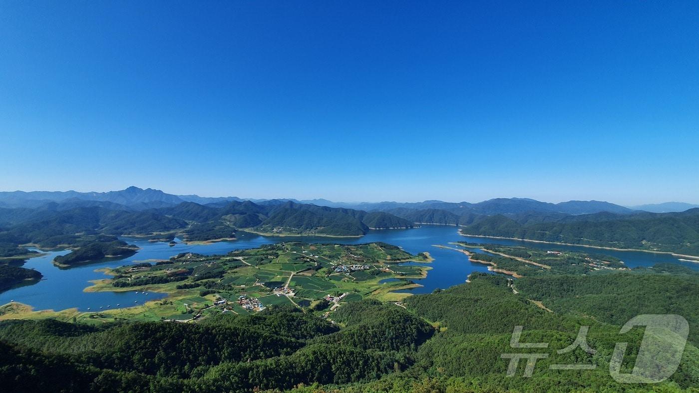 사업 예정지에서 바라 본 비봉산과 청풍호.(제천시 제공)2024.12.10/뉴스1