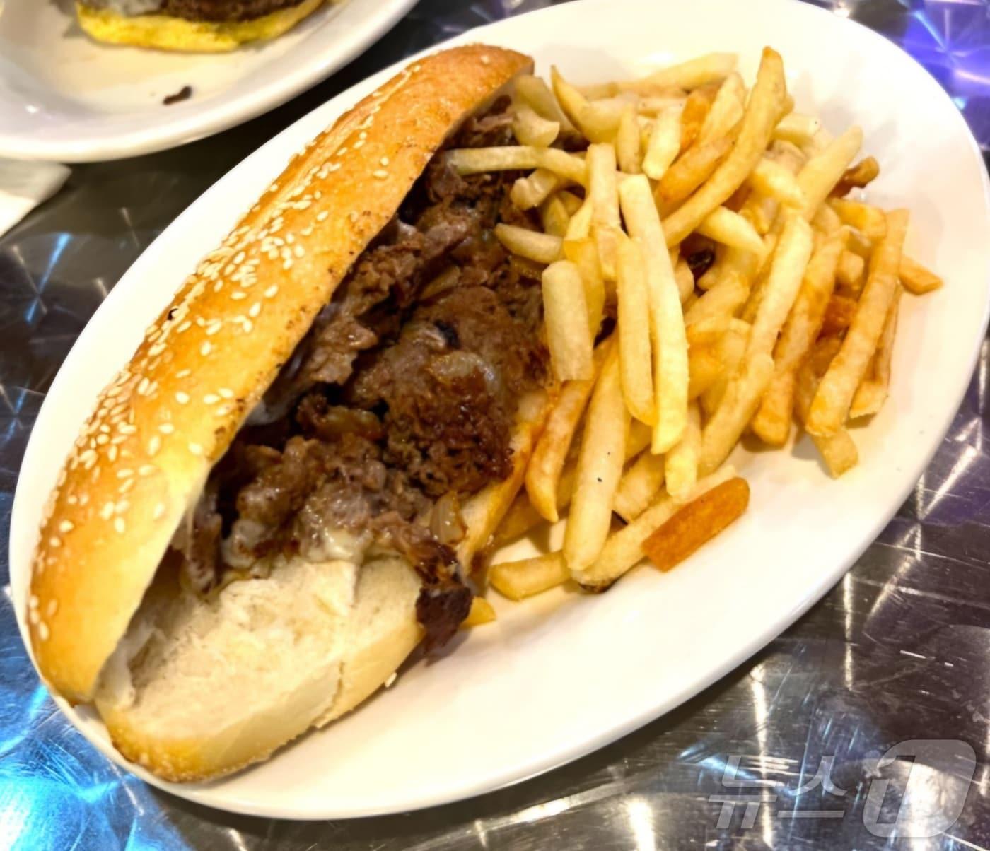 본문 이미지 - 캐나다에서 판매되는 가성비 패스트푸드 메뉴. 가격은 낮지만 품질은 의문을 남긴다./2024. 12. 09/ ⓒ 뉴스1 김남희 통신원