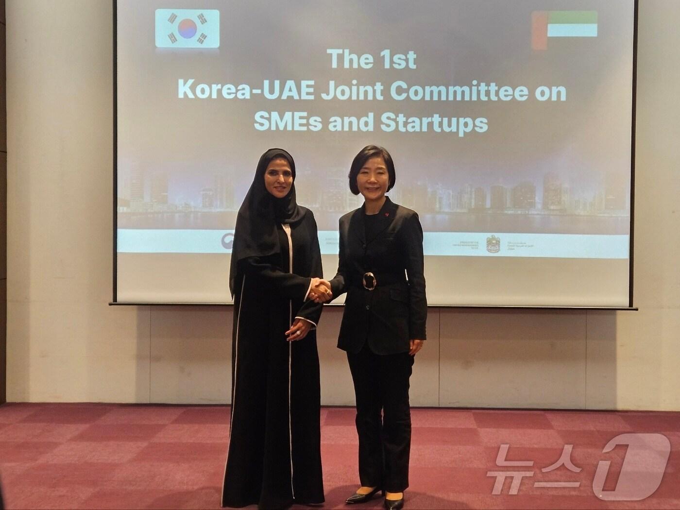 본문 이미지 - 오영주 중소벤처기업부 장관(오른쪽)이 알리아 마즈루이 UAE 경제부 기업가정신 특임장관과 악수하고 있다. 2024.12.10/뉴스1 ⓒ News1 장시온 기자