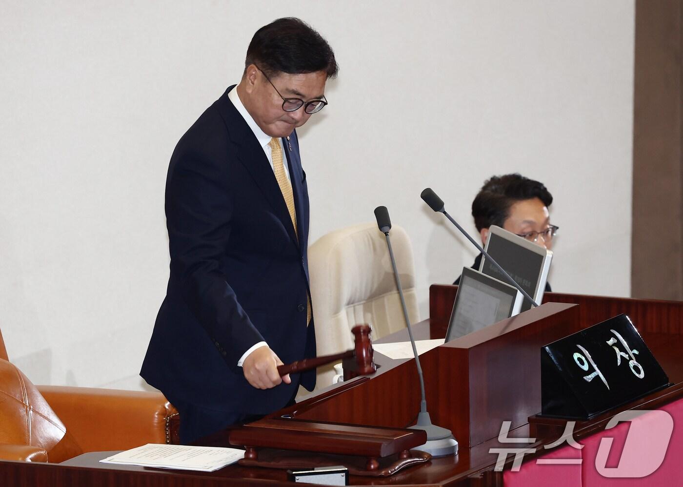 우원식 국회의장이 10일 오후 서울 여의도 국회에서 열린 본회의에서 개의를 알리며 의사봉을 두드리고 있다. 2024.12.10/뉴스1 ⓒ News1 김민지 기자