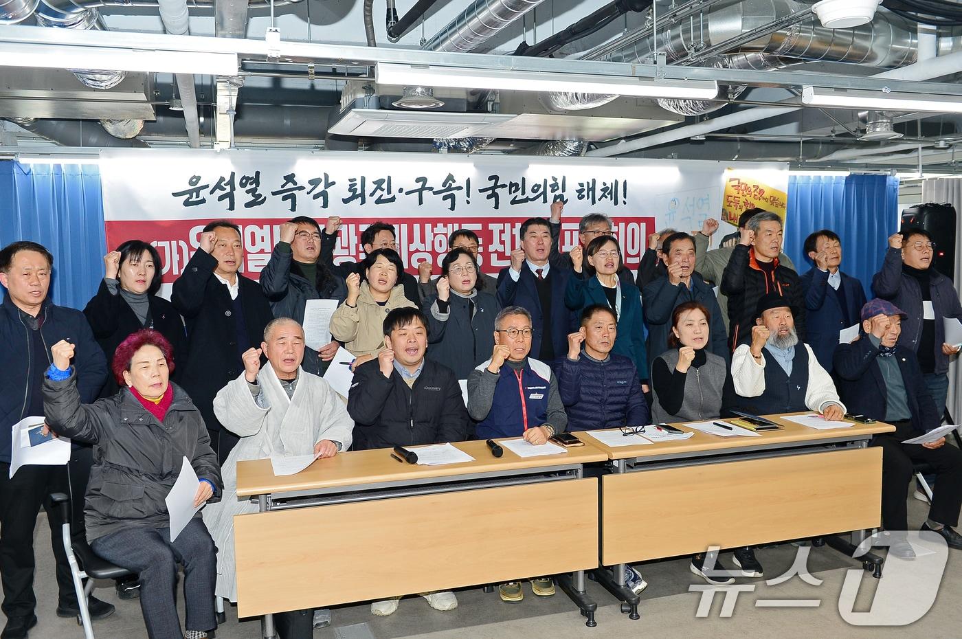 본문 이미지 - 광주 100여개 시민사회단체가 모인 윤석열정권퇴진 광주비상행동이 10일 오후 광주 동구 전일빌딩245에서 전체대표자회의를 열고 윤석열 정권의 즉각 퇴진을 촉구하고 있다. 2024.12.10/뉴스1 ⓒ News1 이승현 기자