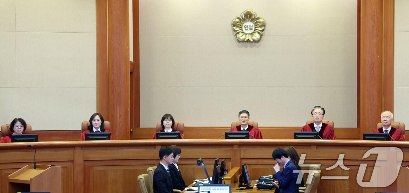 문형배 헌법재판소장 권한대행을 비롯한 헌법재판관들이 10일 오후 서울 종로구 헌법재판소 대심판정에서 열린 감사원의 '선거관리위원회 채용 등 인력관리실태' 직무감찰에 관한 권한쟁의 사건에 대한 변론에 참석해 자리하고 있다. 2024.12.10/뉴스1 ⓒ News1 김명섭 기자