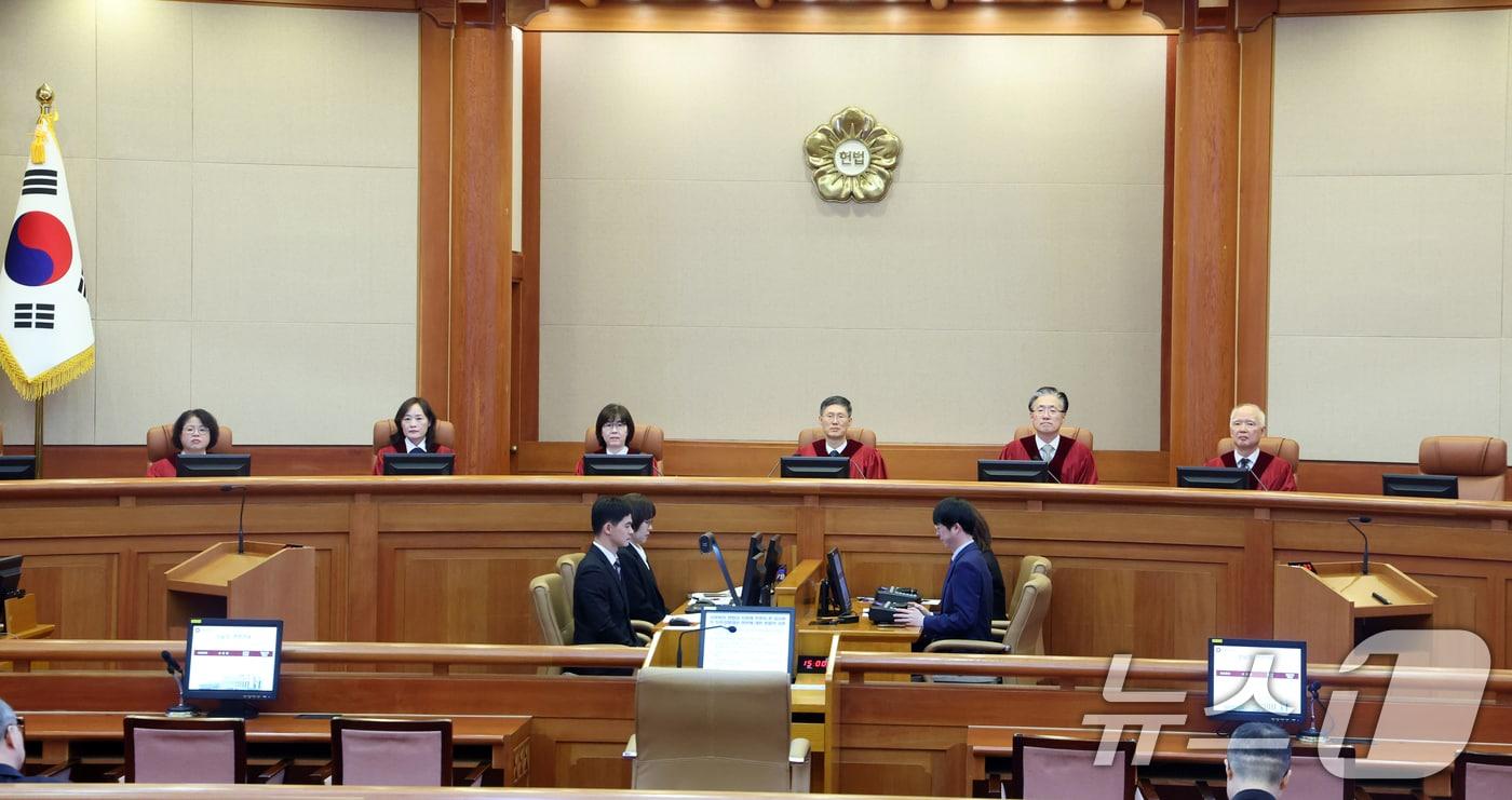 문형배 헌법재판소장 권한대행을 비롯한 헌법재판관들이 10일 오후 서울 종로구 헌법재판소 대심판정에서 열린 감사원의 '선거관리위원회 채용 등 인력관리실태' 직무감찰에 관한 권한쟁의 사건에 대한 변론에 참석해 자리하고 있다. 2024.12.10/뉴스1 ⓒ News1 김명섭 기자