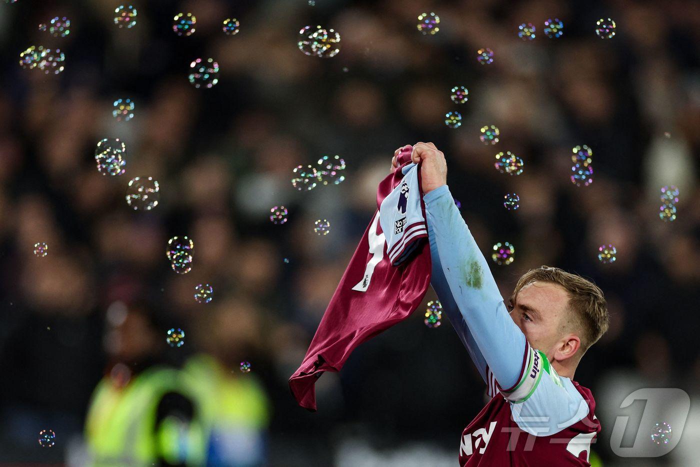 미카일 안토니오 유니폼을 들고 세리머니를 펼치는 재로드 보엔. ⓒ AFP=뉴스1