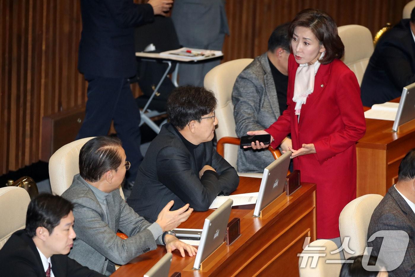 본문 이미지 - 국민의힘 나경원, 권성동, 권영세 의원이 10일 오후 서울 여의도 국회에서 열린 본회의에서 대화하고 있다. 2024.12.10/뉴스1 ⓒ News1 이광호 기자