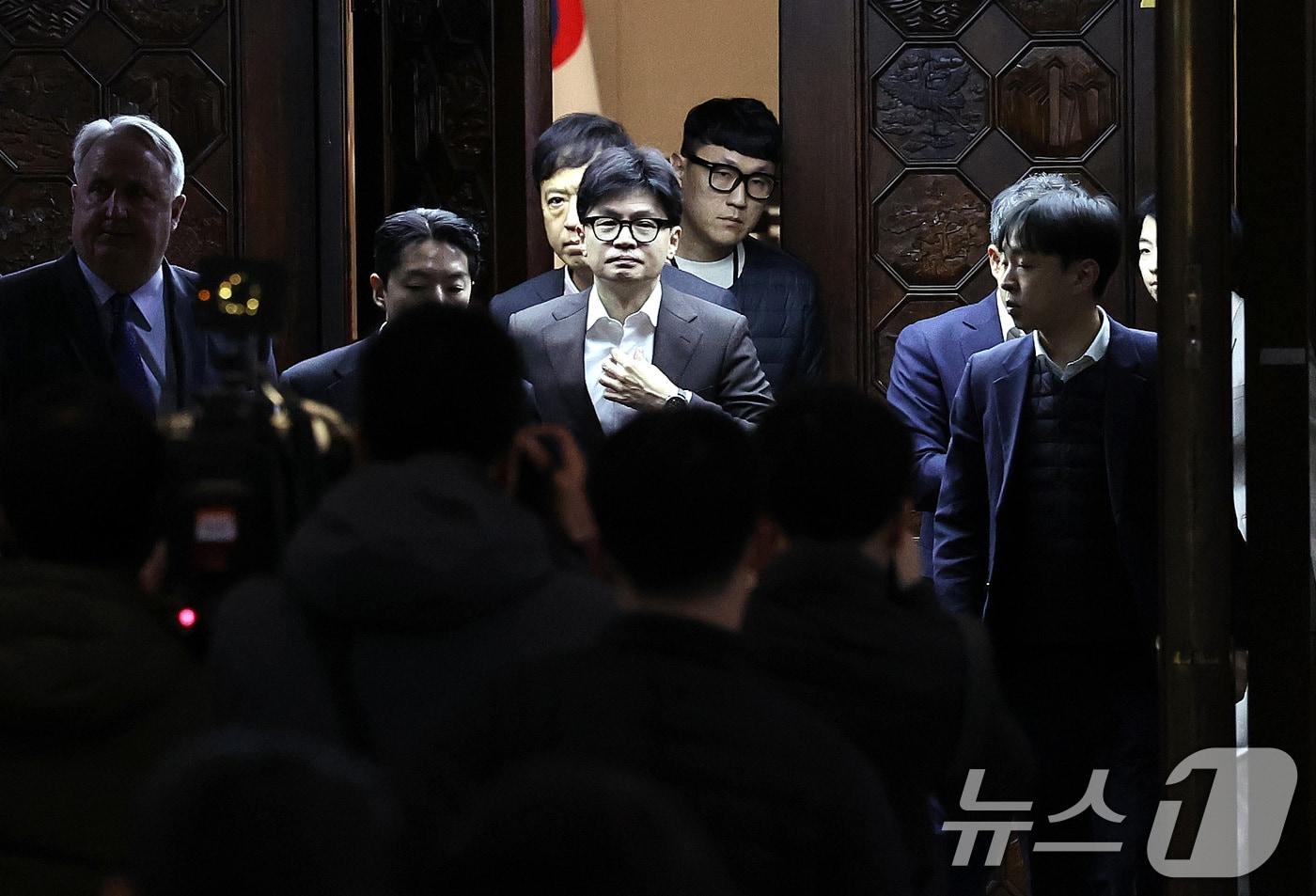 한동훈 국민의힘 대표가 10일 오후 서울 여의도 국회에서 열린 비상 의원총회를 마친 뒤 의총장을 나서고 있다. 2024.12.10/뉴스1 ⓒ News1 구윤성 기자