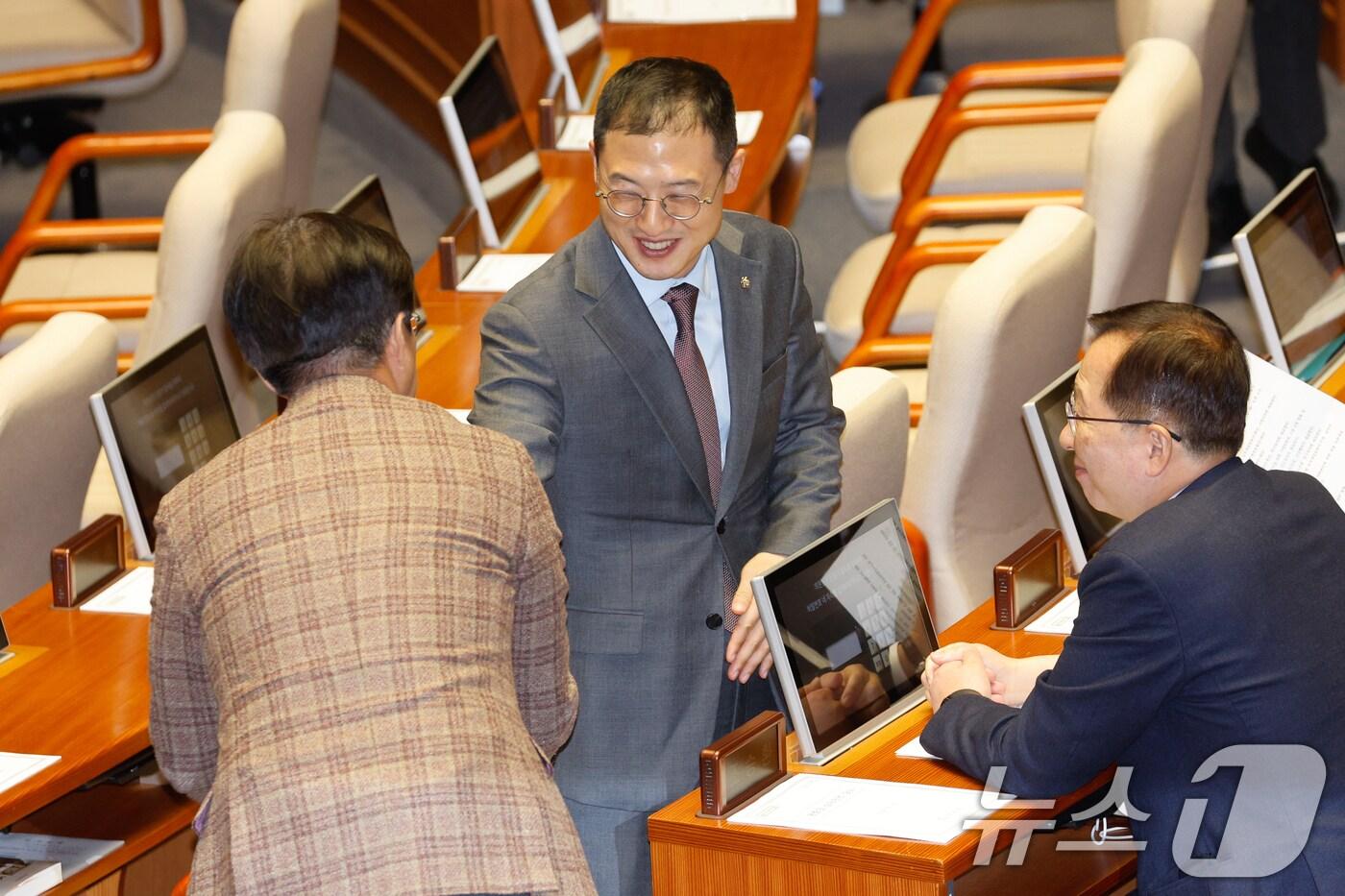 김상욱 국민의힘 의원이 10일 오후 서울 여의도 국회 본회의장에서 열린 제418회국회&#40;정기회&#41; 18차 본회의에서 야당 의원들과 인사를 나누고 있다. 2024.12.10/뉴스1 ⓒ News1 안은나 기자
