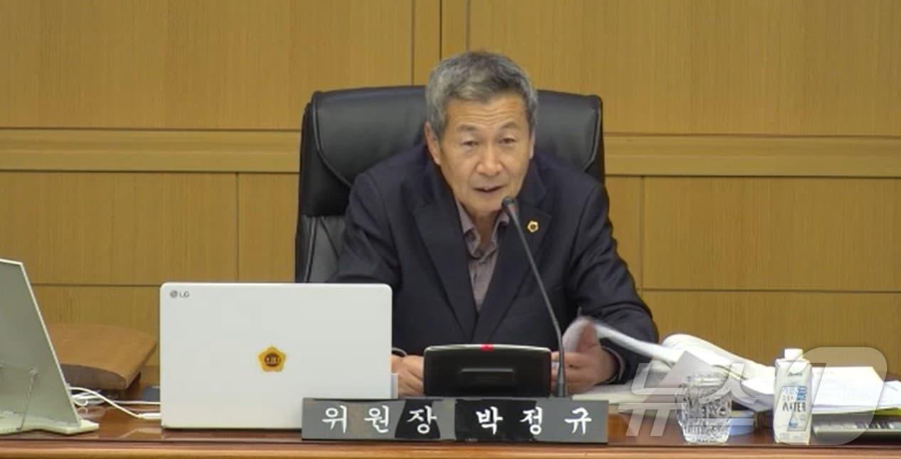 본문 이미지 - 박정규 전북자치도의회 문화안전소방위원장이 상임위에서 회의를 진행하고 있다.2024.12.10/뉴스1