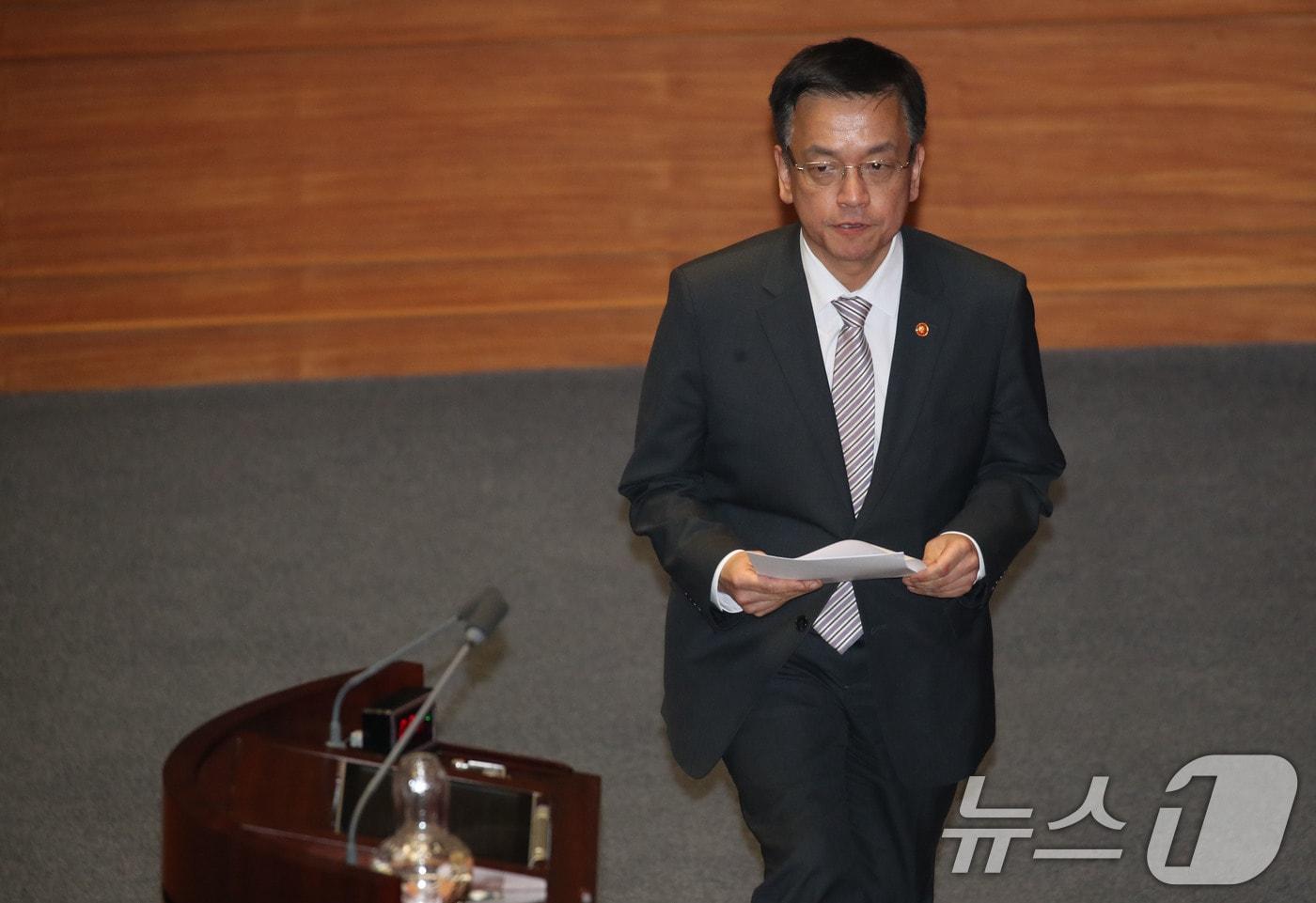 최상목 경제부총리 겸 기획재정부장관이 10일 오후 서울 여의도 국회에서 열린 본회의에서 소득세법 일부개정법률안에 대한 제안 설명을 위해 단상으로 향하고 있다. 2024.12.10/뉴스1 ⓒ News1 이광호 기자