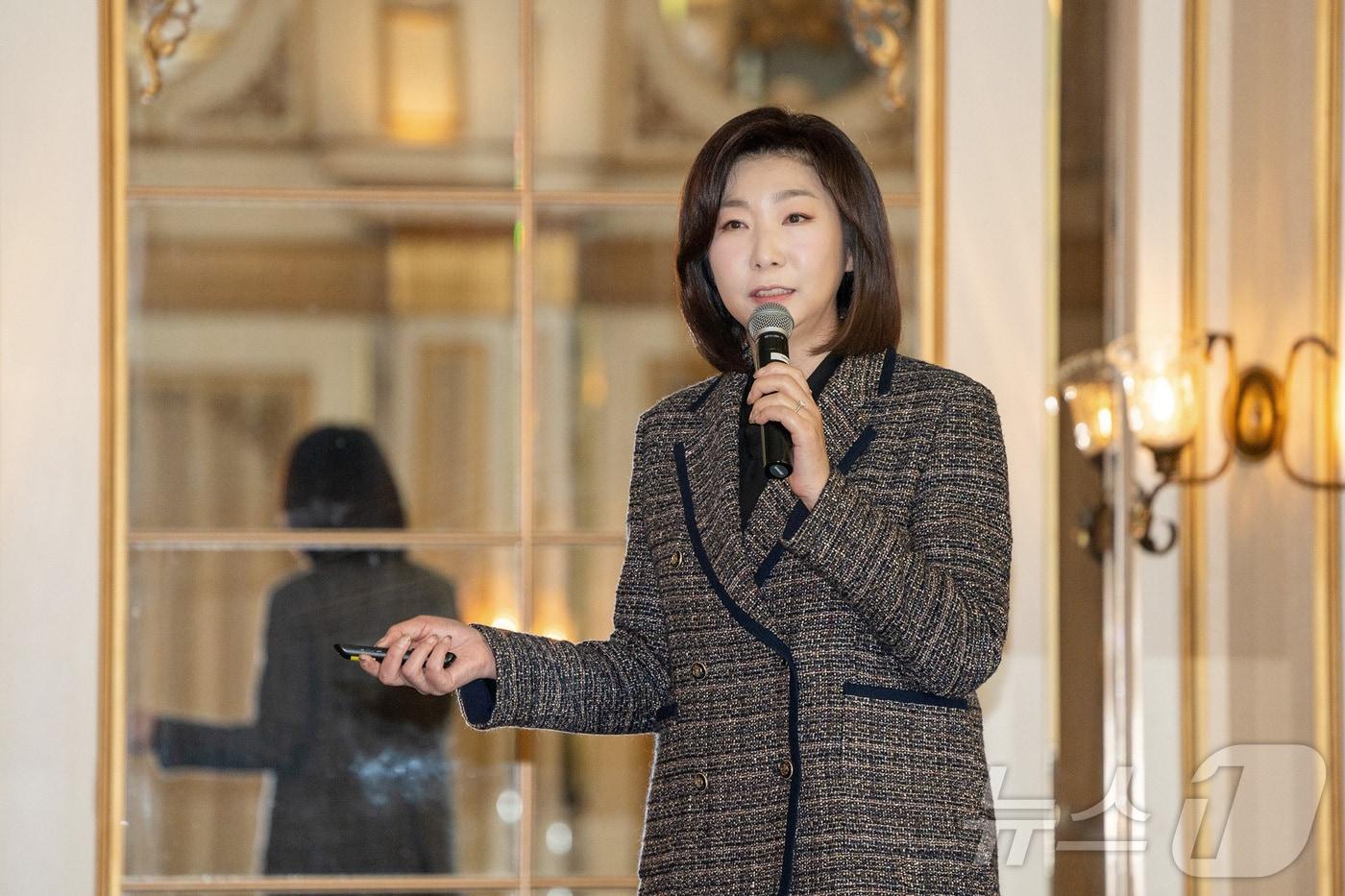 김경림 그랜드머큐어임피리얼팰리스서울강남 총지배인이 새로 개관한 호텔에 대해 설명하고 있다.(그랜드머큐어임피리얼팰리스서울강남 제공)