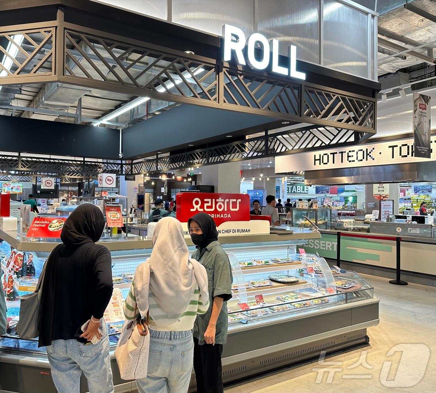 본문 이미지 - 자카르타 북부에 위치한 한 롯데마트. 식품코너에서 김밥, 떡볶이, 순대를 비롯해 롤, 호떡 등 한국 음식을 판매하고 있다. ⓒNews1 나혜윤 기자