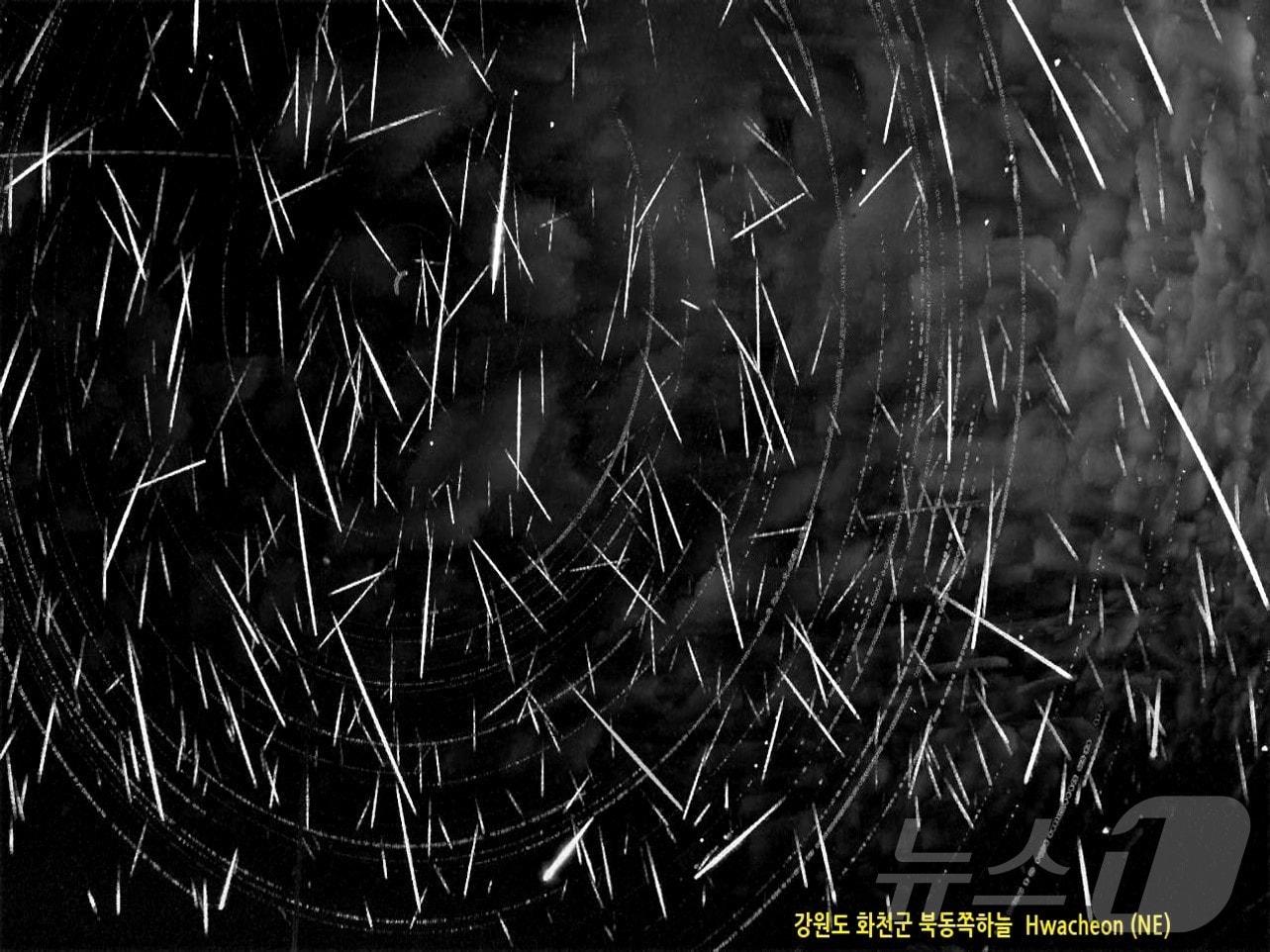 본문 이미지 - 오는 13~14일 이틀간 밤사이에 달빛 사이로 수많은 유성우를 볼 수 있을 전망이다. 사진은 2022년 12월 연세대학교 탐사천문학실험실이 촬영한 쌍둥이자리 유성우.(고구려천문과학관 제공)/뉴스1