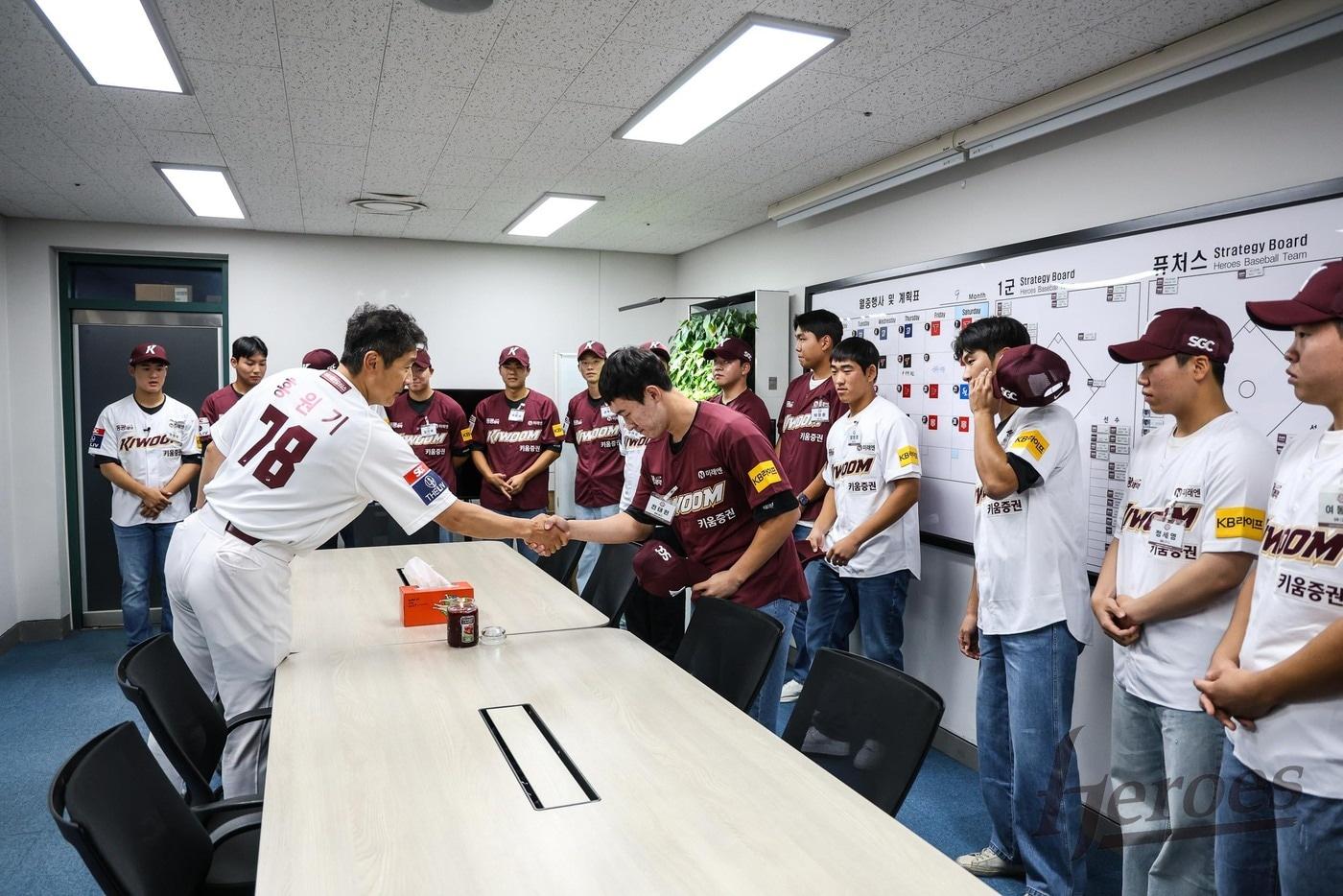 2025시즌 키움 히어로즈의 신인 선수들이 홍원기 감독과 상견례를 하고 있다. (키움 히어로즈 제공)